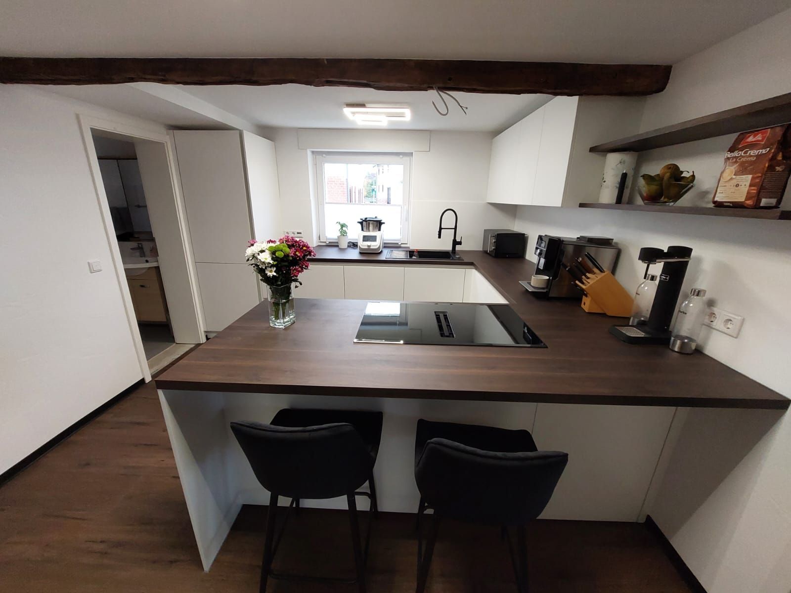 Einbauküche mit cleverer Technik: smarte Steckdosenlösung im Auszugsschrank.