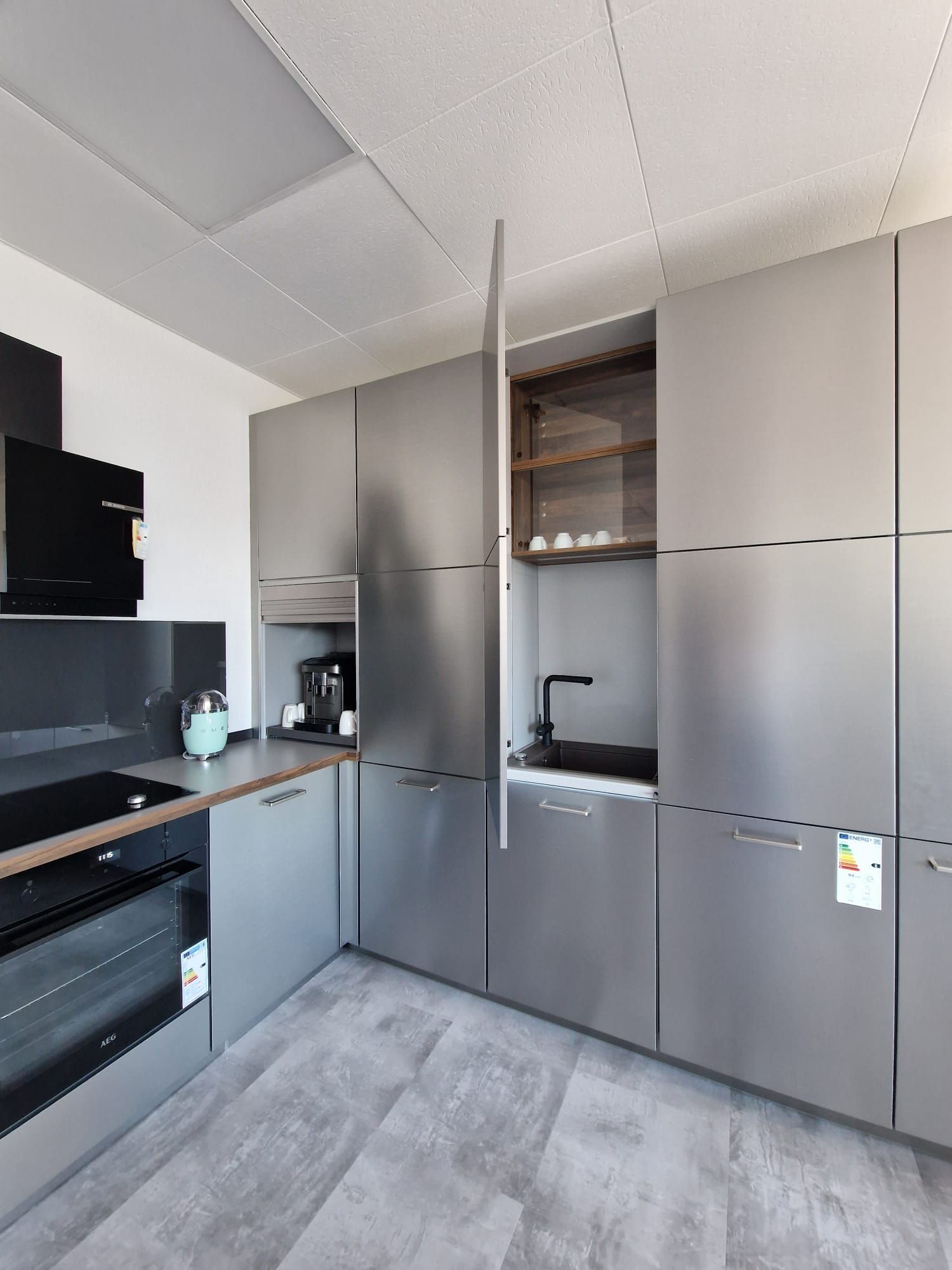 Mit Nobilia die Küche neu definieren: Edelstahlfront und Echtglas-Rückwand verleihen Ihrer Einbauküche einen modernen Look. Die Einbauelektrogeräte bieten technische Raffinesse.