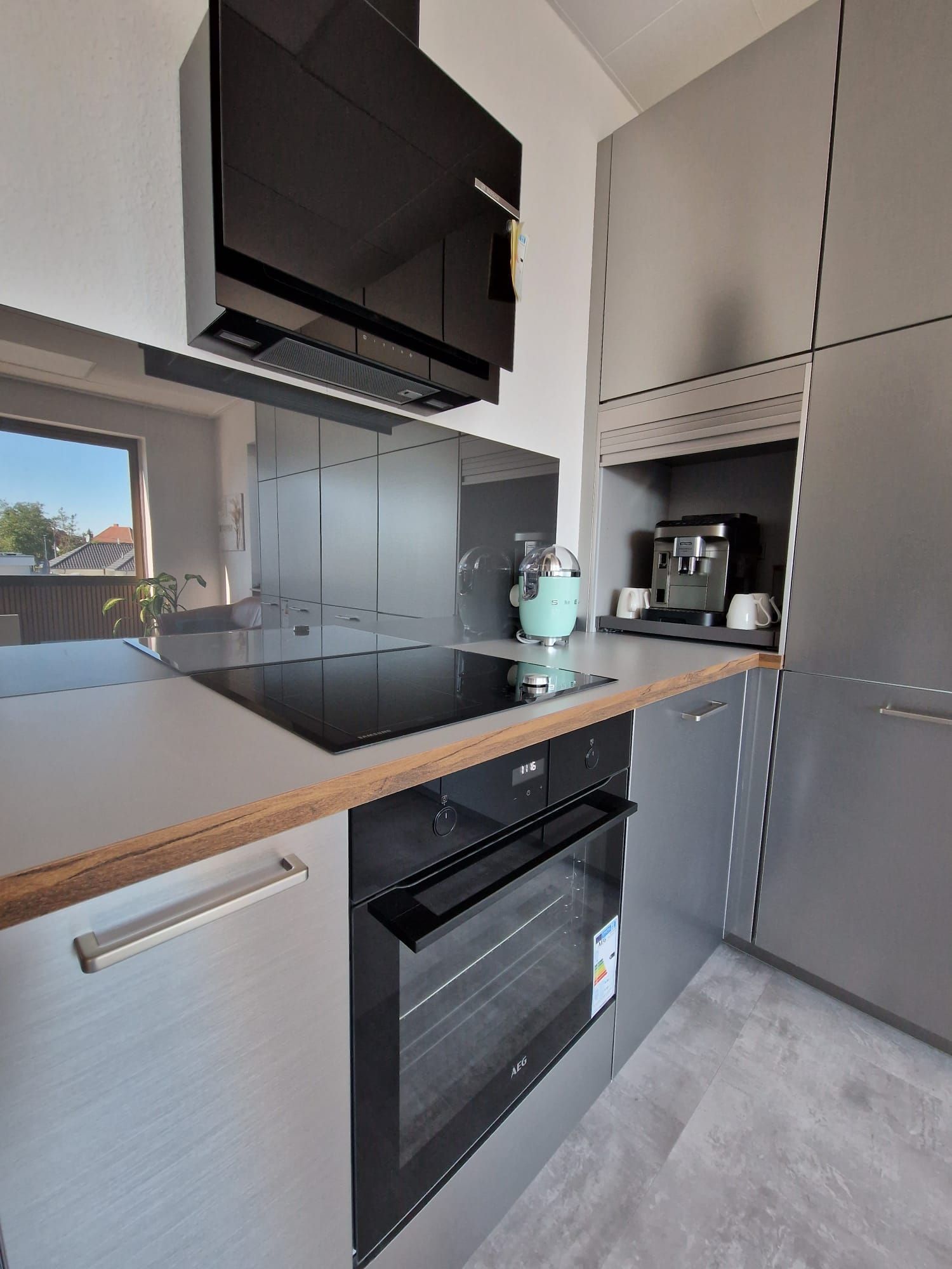 Edelstahl und Glas: Nobilia Einbauküche vereint zeitloses Design und Funktionalität. Mit Einbauelektrogeräten für höchste Leistung.