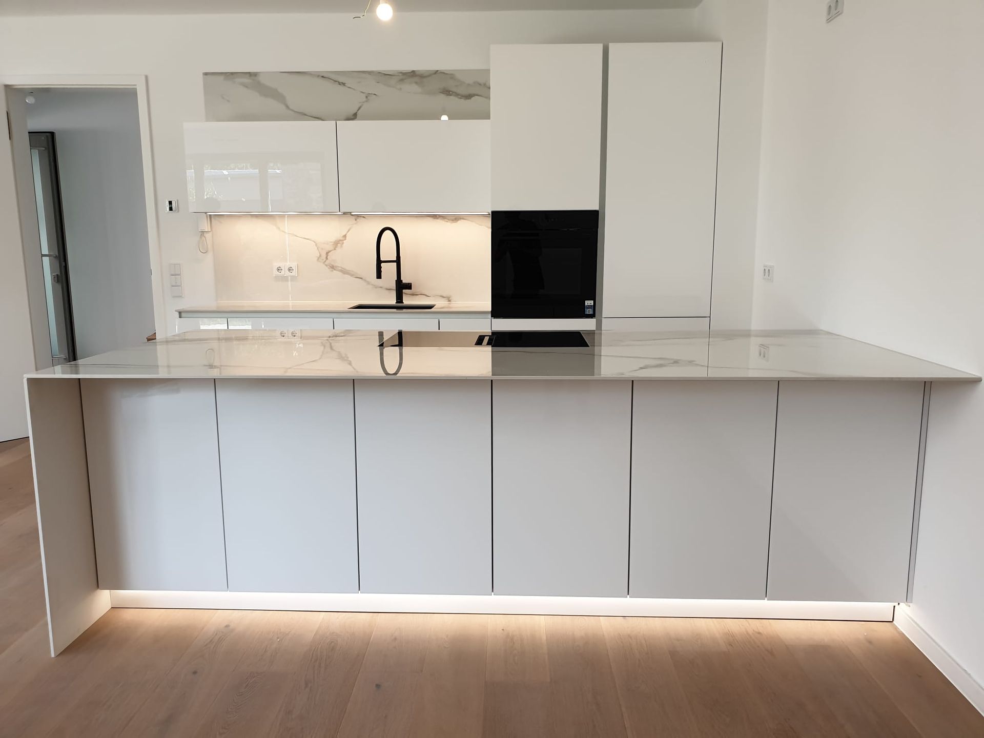 Elegante Weißküche in Frankfurt mit Ballerina Blackline Fronten, Strasser Calacatta Keramik