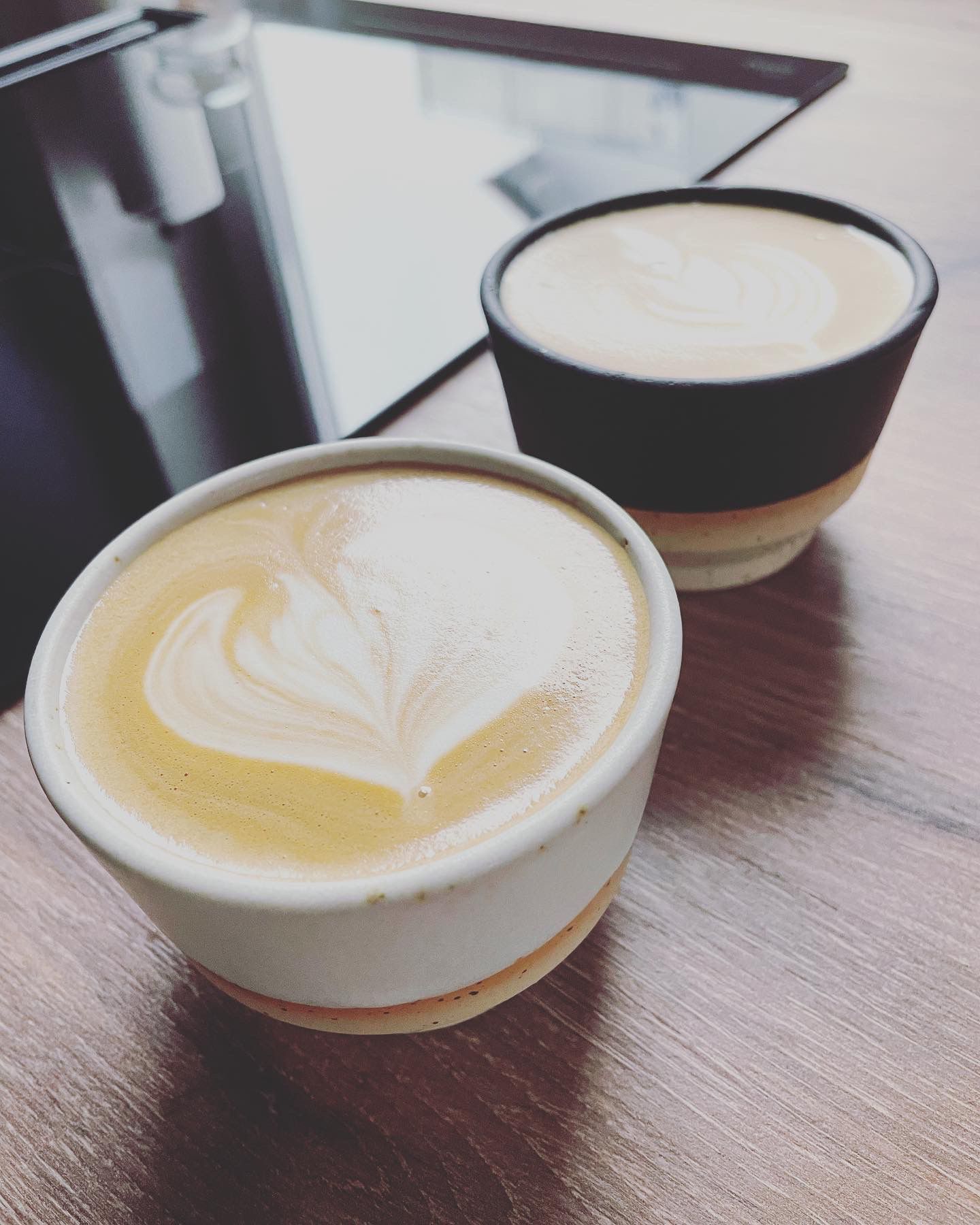 Das Bild präsentiert eine luxuriöse Nobilia Küche mit grifflosen Schränken, die durch die exquisiten EASYTOUCH 964 Mineralgrün ultramatten Fronten veredelt ist. Besonders beeindruckend sind die eleganten Schwarzglasfronten in den Hängeschränken, die dem Gesamtdesign eine zeitlose Eleganz verleihen. Die Nischenrückwand in Hochglanz fängt das Licht ein und reflektiert die LED-Beleuchtung geschickt, was zu einem erhöhten passiven Licht auf der Arbeitsplatte im Arbeitsumfeld führt. Diese Küchenecke wurde mit viel Liebe zum Detail und unter Verwendung einer fortschrittlichen 3D-Küchenplanung gestaltet, um eine perfekte Balance zwischen Ästhetik und Funktionalität zu erreichen. Doch das wahre Highlight ist das Kaffeeerlebnis, das in dieser Küche wie in Italien zelebriert wird. Mit einer Espressomaschine und einer sorgfältig ausgewählten Auswahl an Kaffeesorten können Sie Ihren Tag mit einem authentischen italienischen Kaffee starten. Die Bosch accentline Einbaugeräte in stilvollem Schwarz ergänzen das Design perfekt und bieten innovative Funktionen für ein erstklassiges Kocherlebnis. Die geschickt platzierte LED-Beleuchtung setzt die Einbauküche gekonnt in Szene, betont ihre Schönheit und schafft eine warme, einladende Atmosphäre, die zum Verweilen einlädt. Diese Küche vereint modernes Design mit Funktionalität und Komfort und ist ein echtes Highlight für jeden Küchenliebhaber, der ein authentisches Kaffeeerlebnis wie in Italien schätzt.