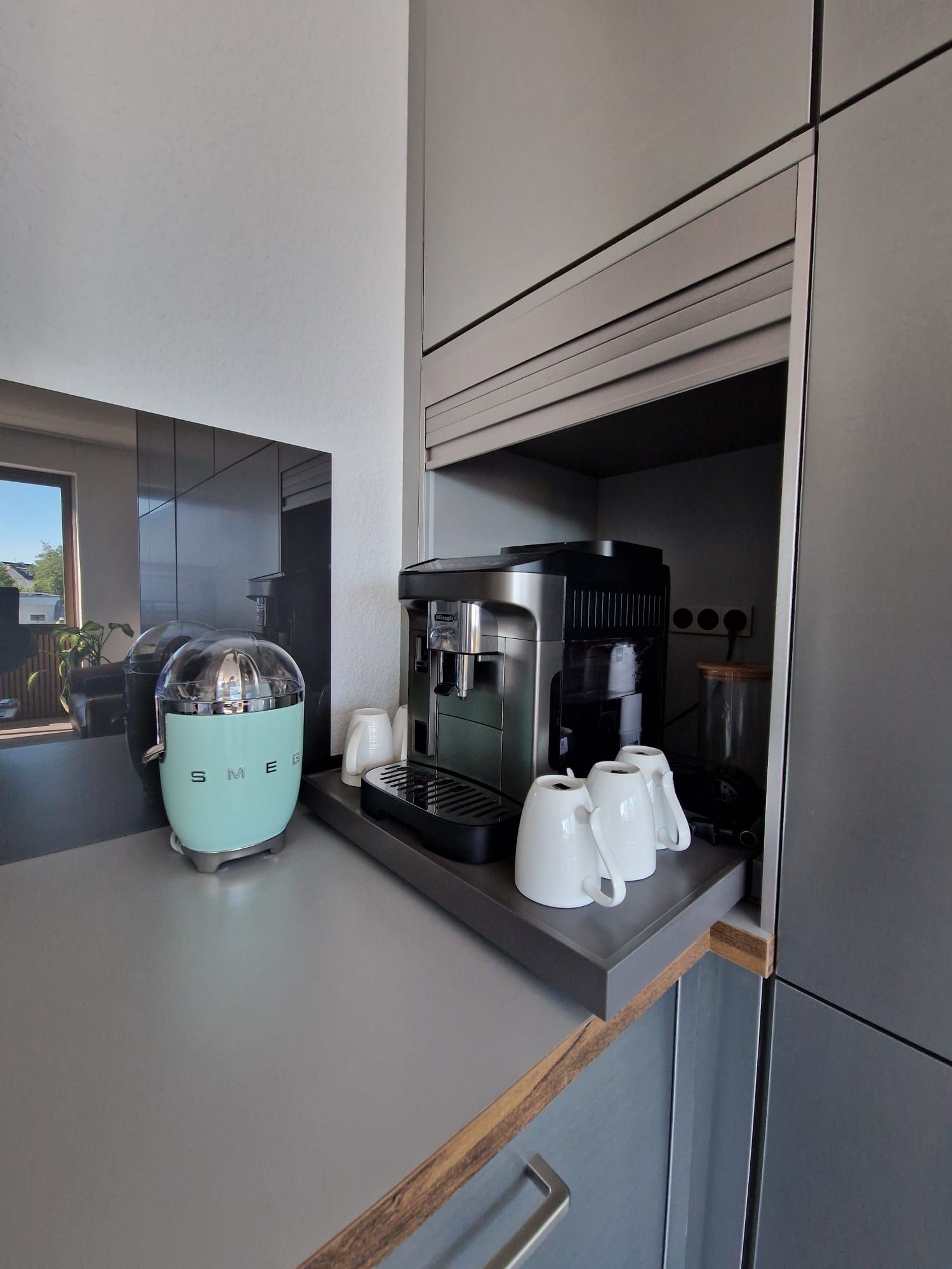 Nobilia Einbauküche: Stilvoll und funktional mit Edelstahlfront und transparenter Echtglas-Rückwand. Genießen Sie die Leistungsfähigkeit der integrierten Einbauelektrogeräte.