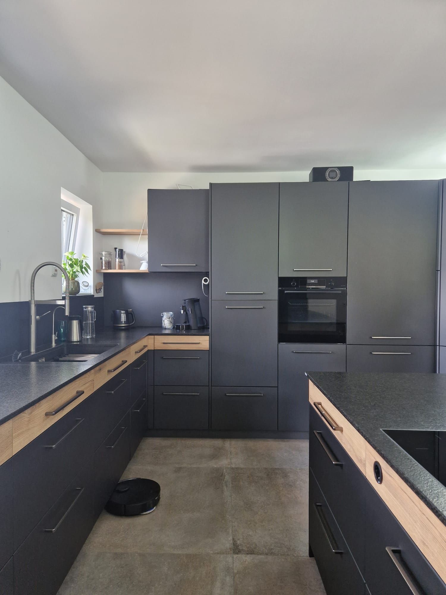 Funktionale Anordnung: Die durchdachte Anordnung der Küchenelemente zeigt die unendlichen Möglichkeiten, die Ballerina Küchen bieten, um den Raum optimal zu nutzen.