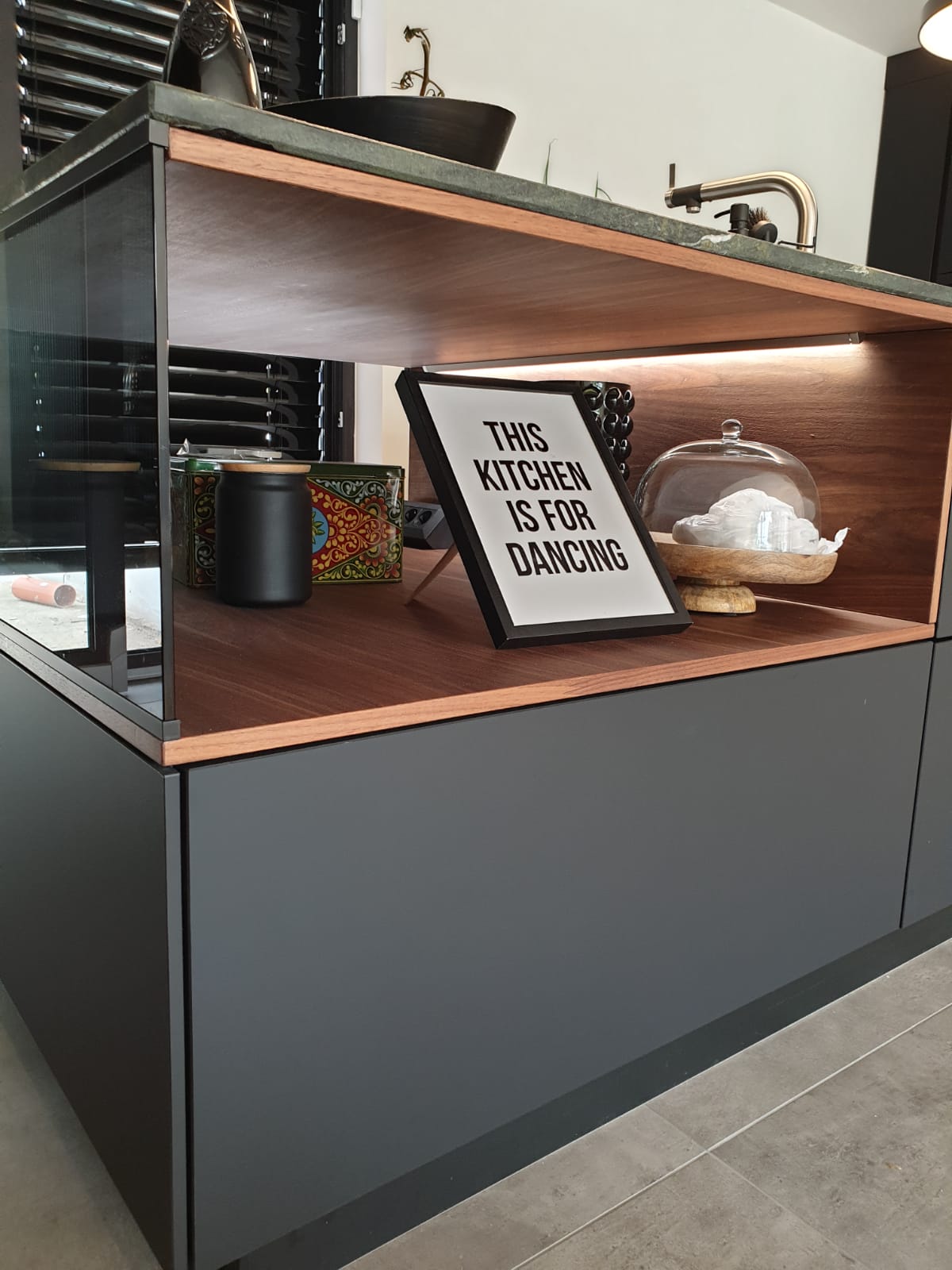 Genießen Sie die perfekte Harmonie von Design und Funktionalität in unserer Nobilia Einbauküche, die mit Antifingerprint Fronten in Schwarz, einer Natursteinarbeitsplatte von Strasser in Alpengrün im Leather-Look und hochwertigen Einbaugeräten von Bosch AccentLine in komplett Schwarz ausgestattet ist.