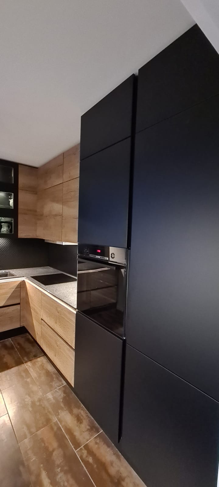 Entdecken Sie die zeitlose Schönheit einer Natursteinarbeitsplatte in Coffee Brown, die in perfekter Harmonie mit einer eleganten Nobilia-Küche steht. Jedes Detail wurde sorgfältig ausgewählt, um ein luxuriöses und ansprechendes Ambiente zu schaffen, das in 63322 Rödermark seinesgleichen sucht. Diese Küche ist ein Ort zum Entspannen, Genießen und Erleben.