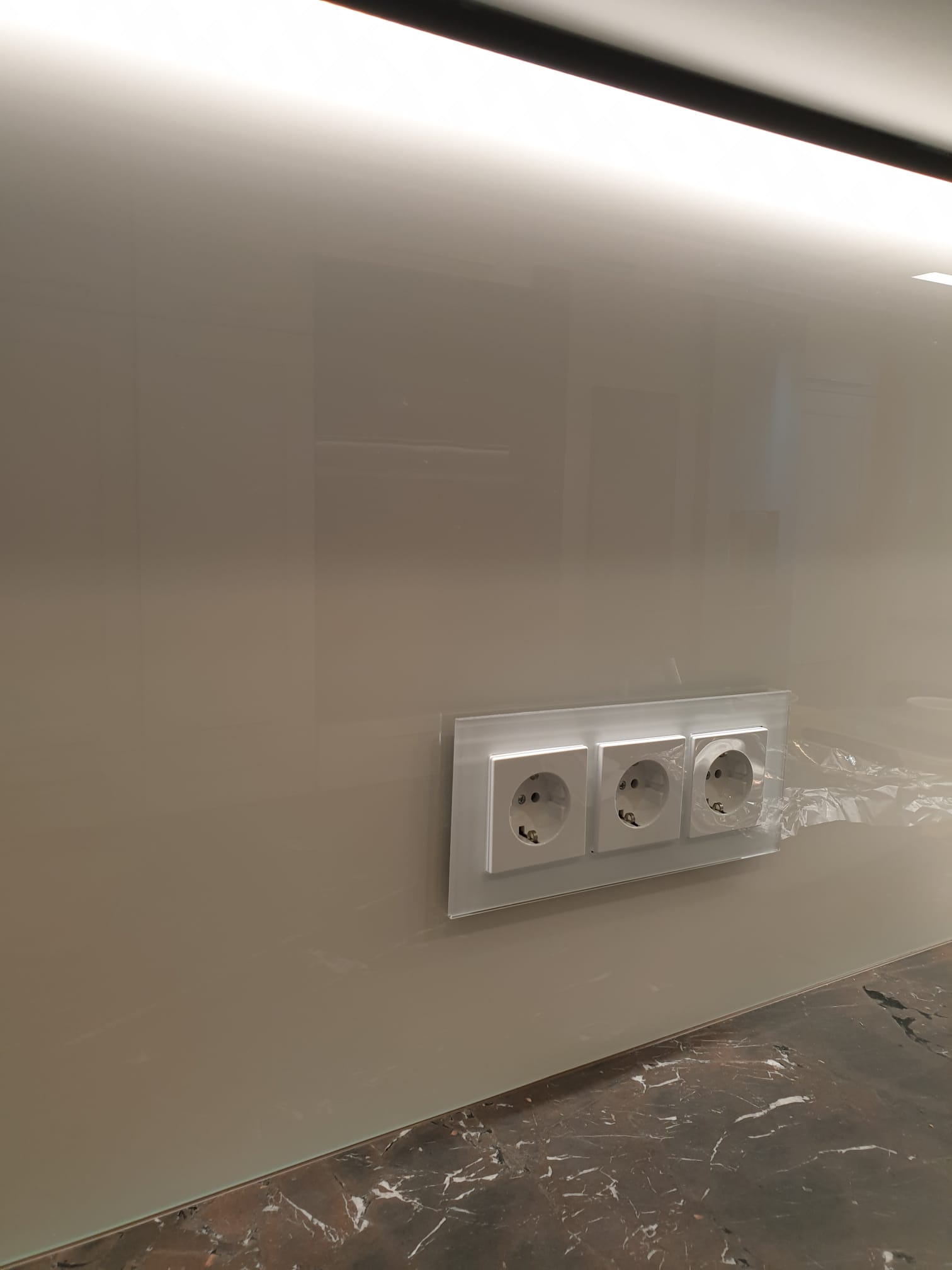 Glas Steckdosen in Glas Nischenrückwand Küche