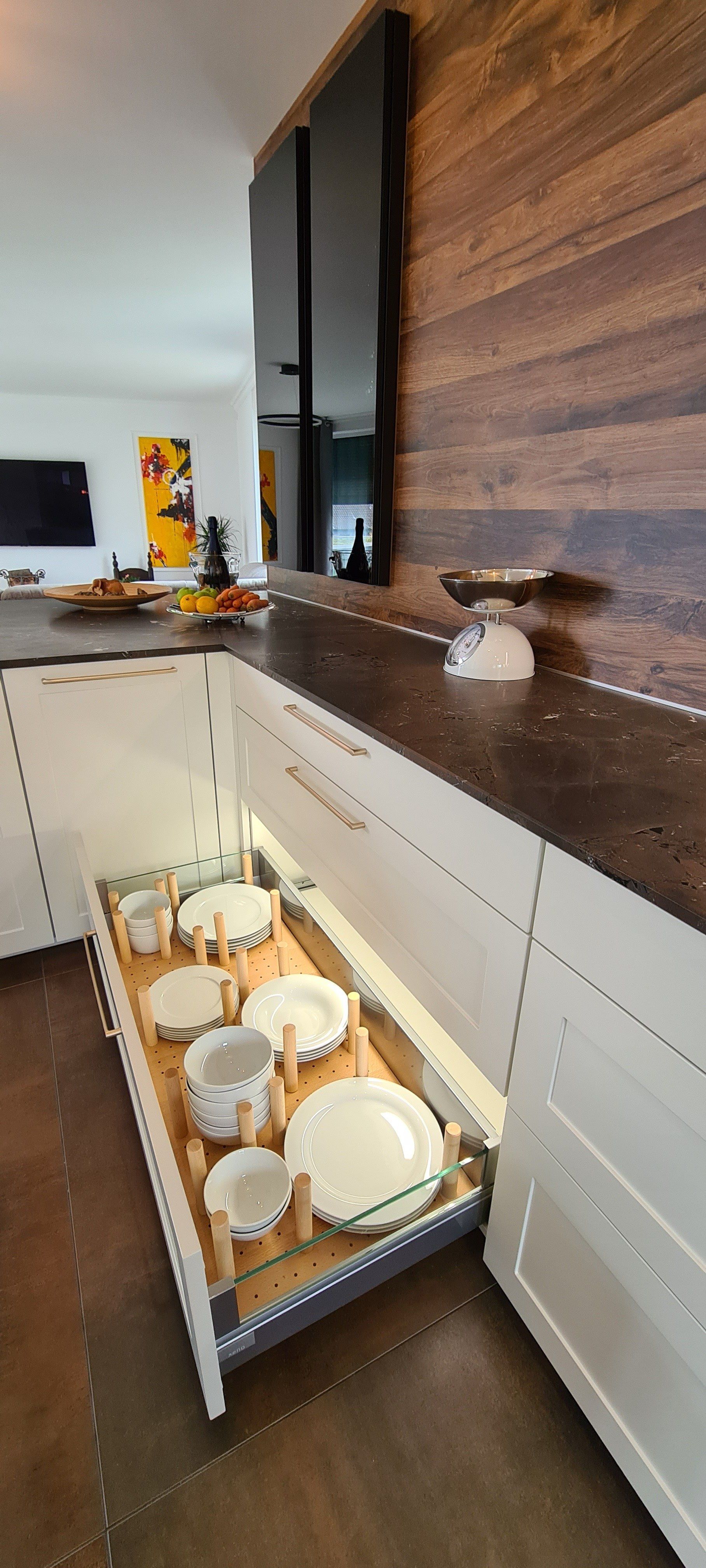 Große Schubladenschränke mit integrierter Beleuchtung und individueller Geschirr Organizer Nobilia