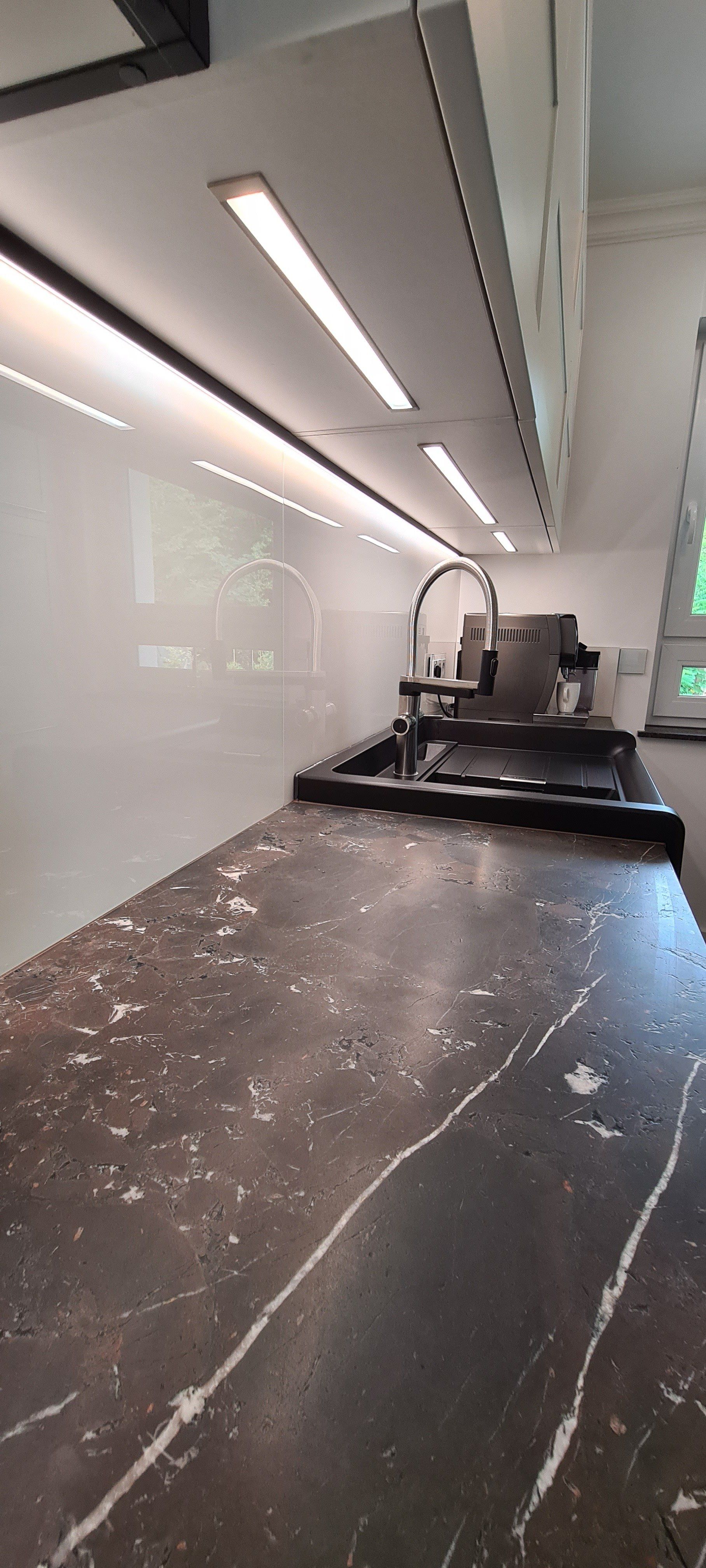 Steinarbeitsplatte Strasser infinity dunkel Naturstein mit Muster