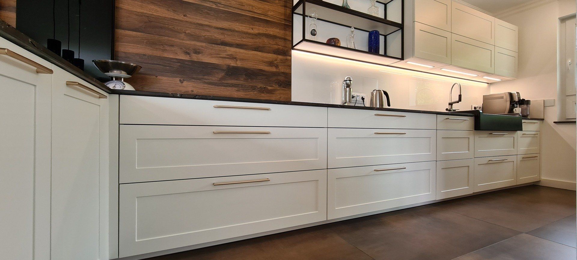 Große Küchen Schubladen im Landhausstil. Entdecken Sie unsere Landhaus Einbauküche mit zeitgemäßen dunkelglas Vitrinen und hochmodernen Ausstattungsmerkmalen. Ein Side-by-Side Kühlschrank, ein Smeg-Weinkühlschrank für Rot- und Weißwein, Glasauszüge und ein Blanco Drink-Soda Sprudelwasser bieten Ihnen höchsten Genuss und Komfort in Ihrer Küche. Entdecken Sie unsere Landhaus Einbauküche mit Spülenstein und eleganten dunkelglas Vitrinen. Ein Side-by-Side Kühlschrank, ein Smeg-Weinkühlschrank für Rot- und Weißwein, Glasauszüge und ein Blanco Drink-Soda Sprudelwasser bieten Ihnen höchsten Komfort und zeitlose Eleganz.