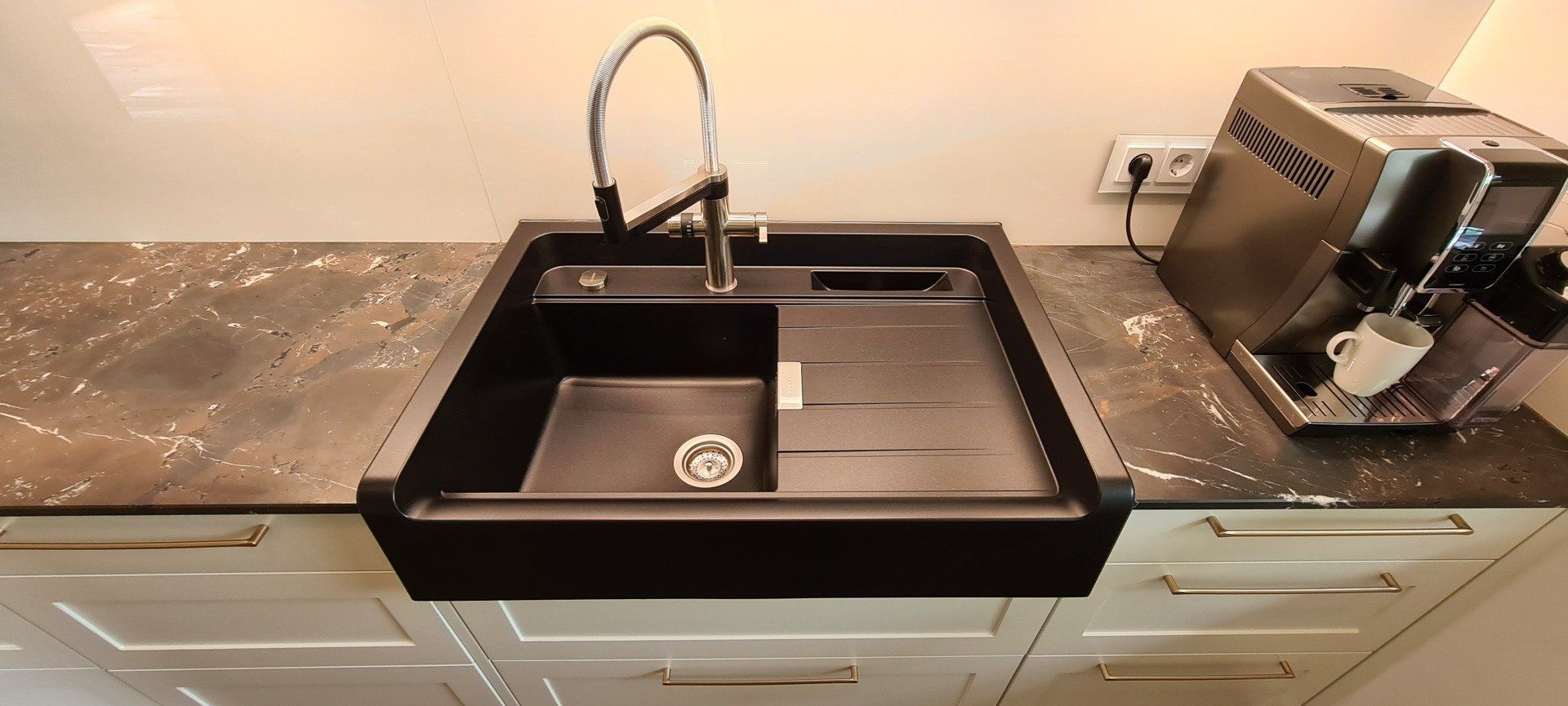 Großes schwarzes Landhaus Spülbecken mit Abtropffläche