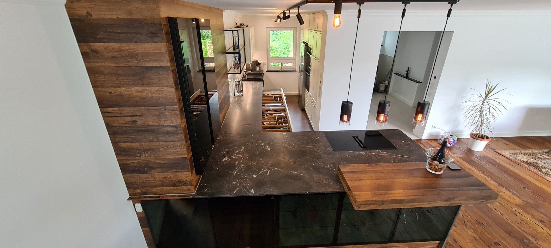 Moderne offene Landhausküche mit Bartheke Sitzgelegenheit