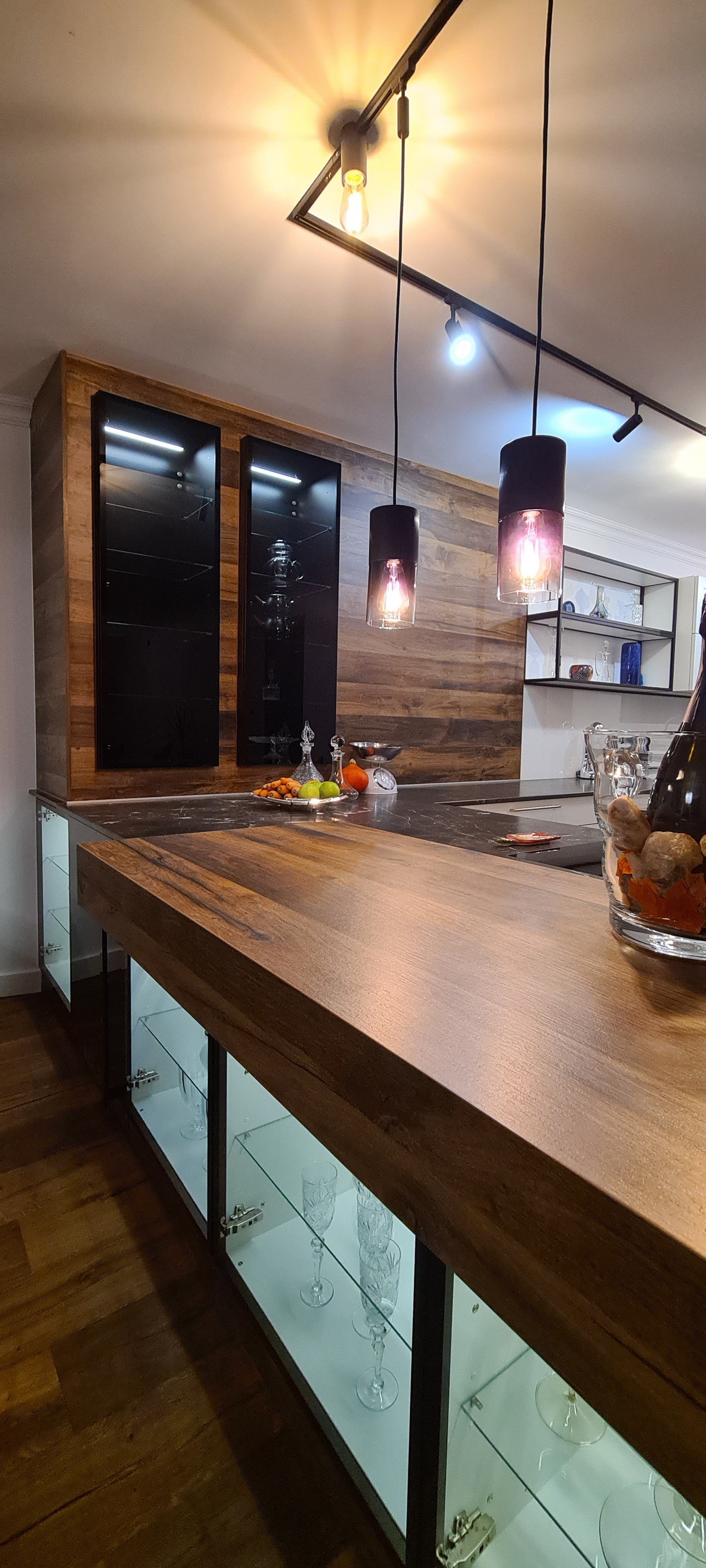 Moderne Küche mit Glas Schränken Schwarz und Schrankbeleuchtung