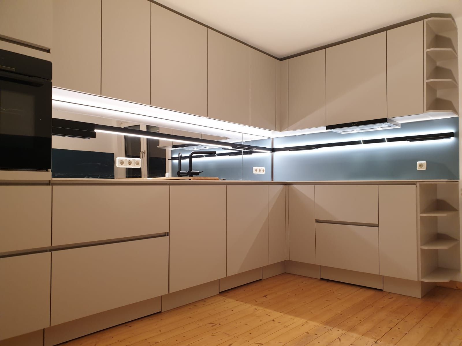 Die passive LED-Beleuchtung des Schienensystems bringt angenehmes, indirektes Licht ins Spiel.