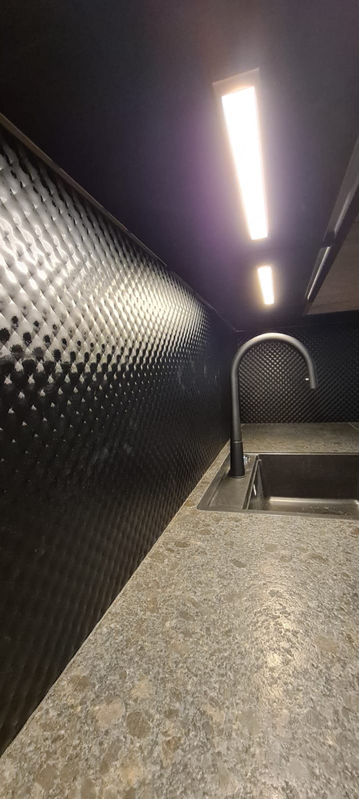 Entdecken Sie das faszinierende Zusammenspiel von Ästhetik und Funktionalität in dieser Nobilia-Küche, in der ein Bosch Induktionskochfeld und eine Natursteinarbeitsplatte in Coffee Brown durch LED-beleuchtete Glasvitrinen ergänzt werden. Die Küche strahlt eine einladende Atmosphäre aus, die zum Verweilen und Kochen einlädt. Jedes Detail wurde durchdacht, um ein luxuriöses und ansprechendes Ambiente zu schaffen, das in 63322 Rödermark seinesgleichen sucht.