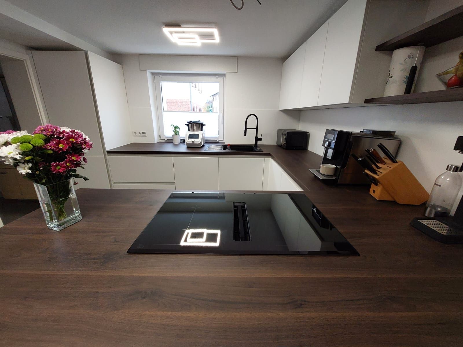 Smartglas-Küche eingebaut in historisches Wohnhaus in Eppertshausen nahe Darmstadt.