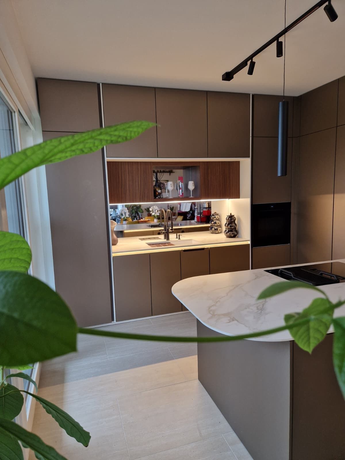Deckenhohe Ballerina Einbauküche in Bronze Metallic mit Keramikarbeitsplatte, Smartglas-Rückwand mit