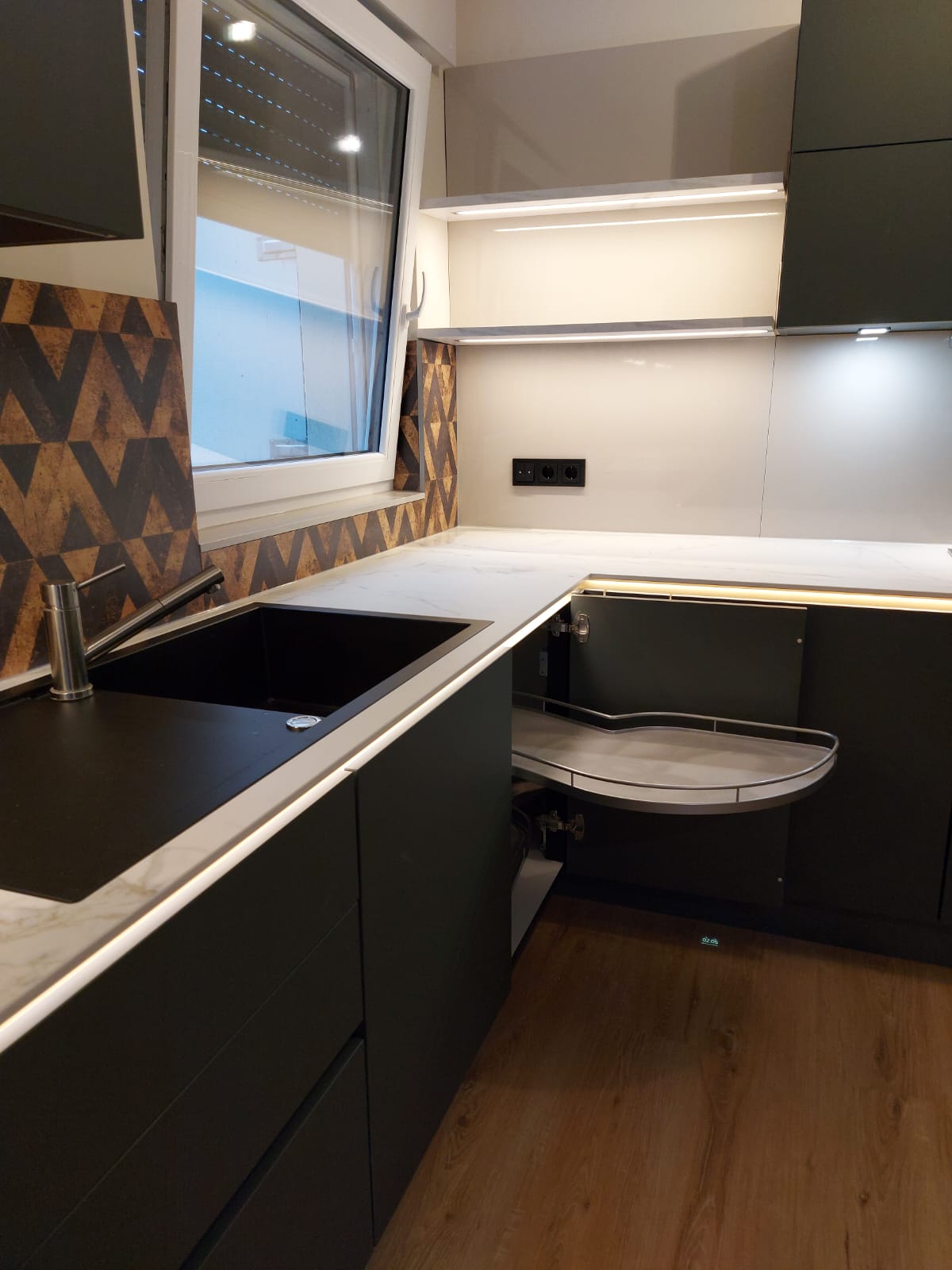 Unser Küchenstudio steht für individuelle Einbauküchen, die nicht nur funktional, sondern auch ästhetisch ansprechend sind.