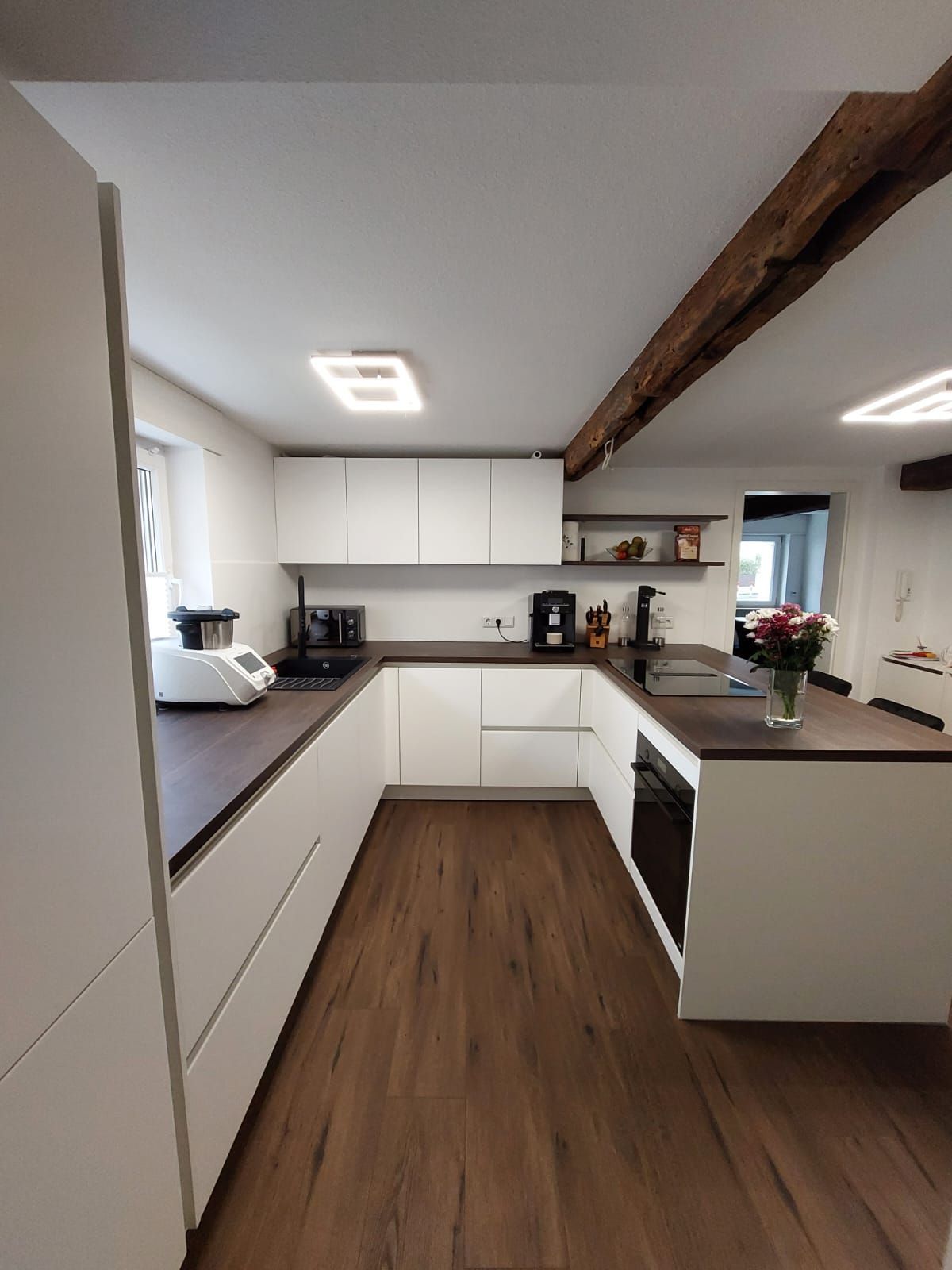 Küchendesign im historischen Haus: moderne Technik trifft auf jahrhundertealte Bausubstanz.