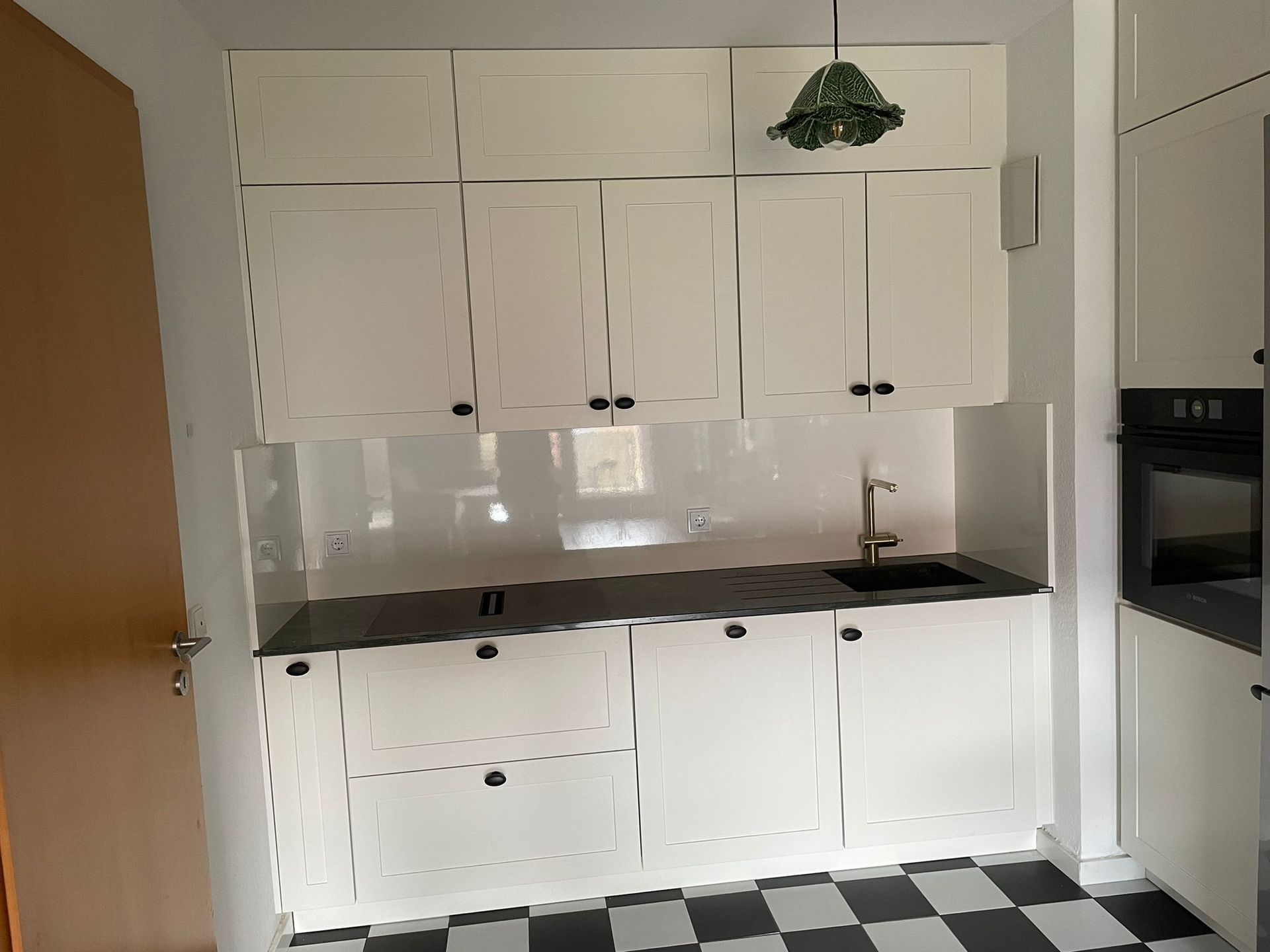 matt weiße Landhaus Küche mit Naturstein Arbeitsplatte