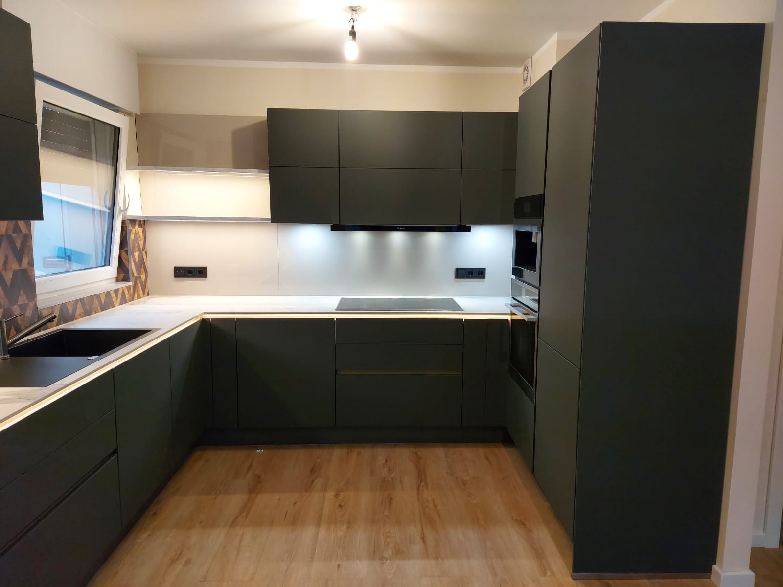 Matte grifflose Küche moderne Küche in Eppertshausen Rodgau Rödermark Diezenbach Küchenstudio Küchen Künste by Secu