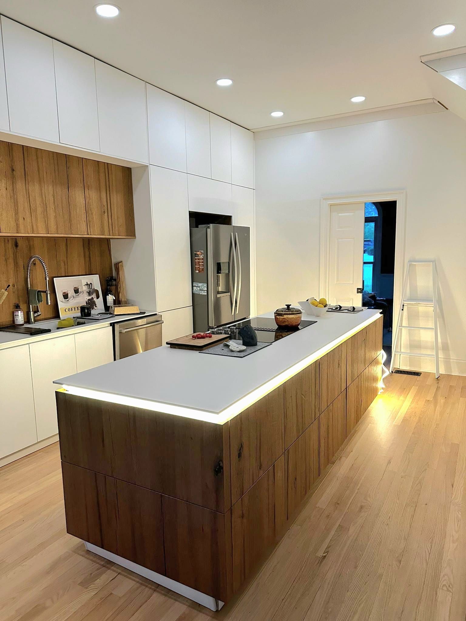 Einbauküche in Schneeweiß mit amerikanischen Elektrogeräten – stilvolle Fusion aus deutscher Präzision und US-Komfort.