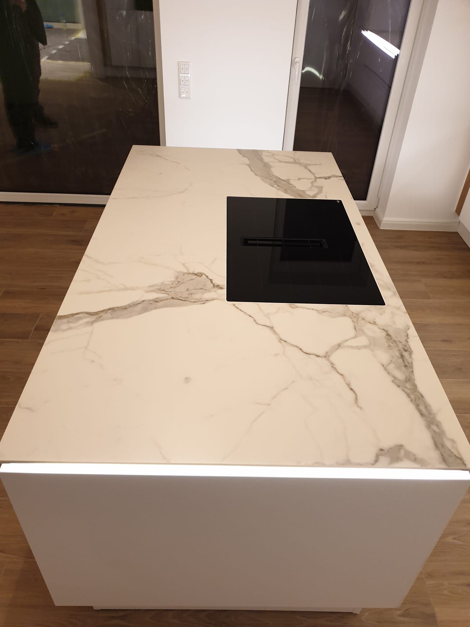 Unsere Einbauküchen mit Keramik-Arbeitsplatte vereinen modernes Design mit erstklassiger Qualität - erleben Sie einzigartige Ästhetik und Funktionalität.