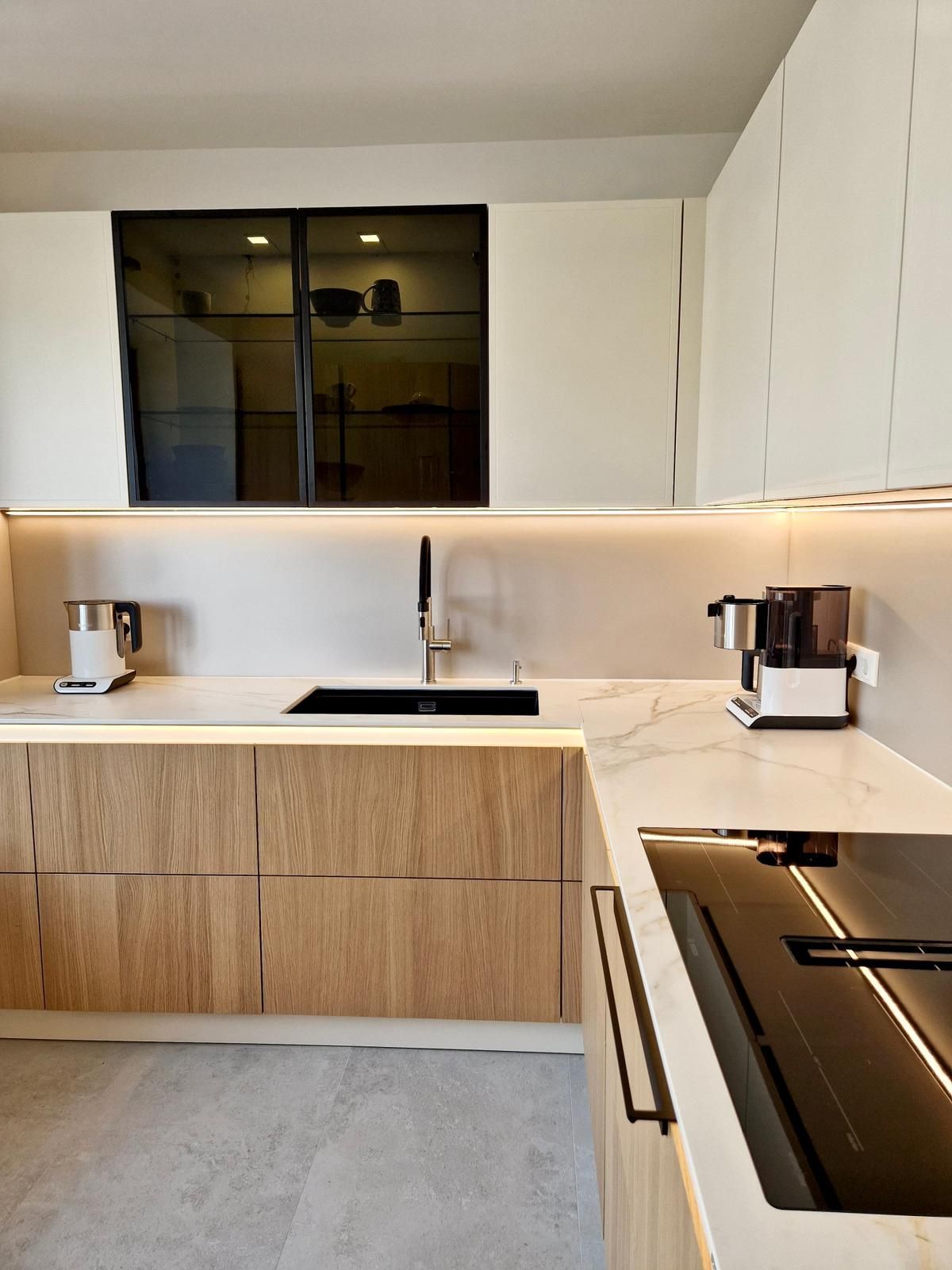 Smartglas Rückwand in Silk Metallic als moderner Blickfang der Ballerina Küche