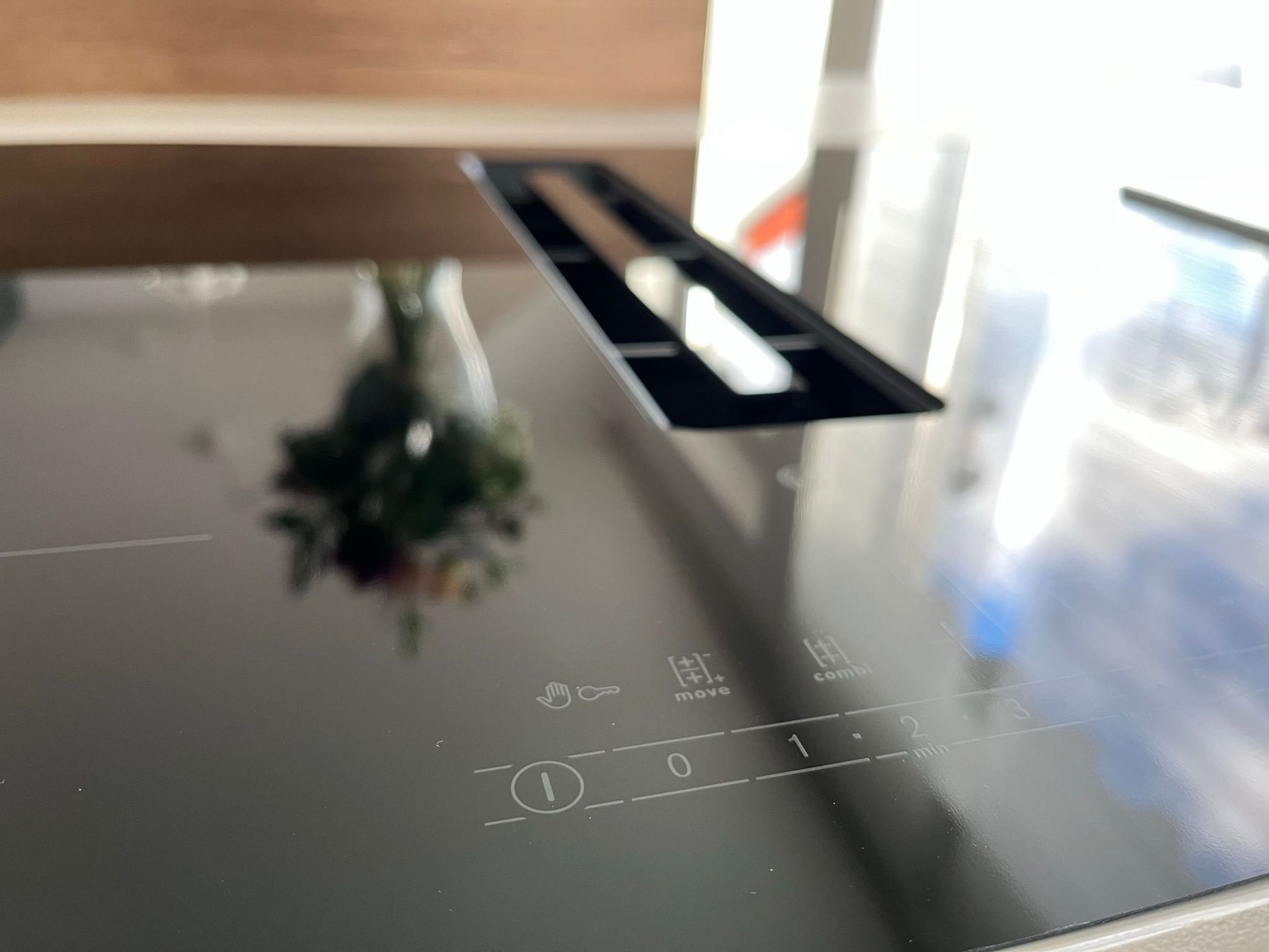 Entdecken Sie die perfekte Kombination aus Tradition und Innovation in unserer Nobilia Cascada Küche im modernen Landhausstil, ergänzt durch hochwertige Bosch AccentLine Premium Elektrogeräte, elegante schwarze Griffe, einen großzügigen SCHOCK Spülenstein und die Strasser Crema Arbeitsplatte, die jedem Raum eine warme, spanische Note verleihen.