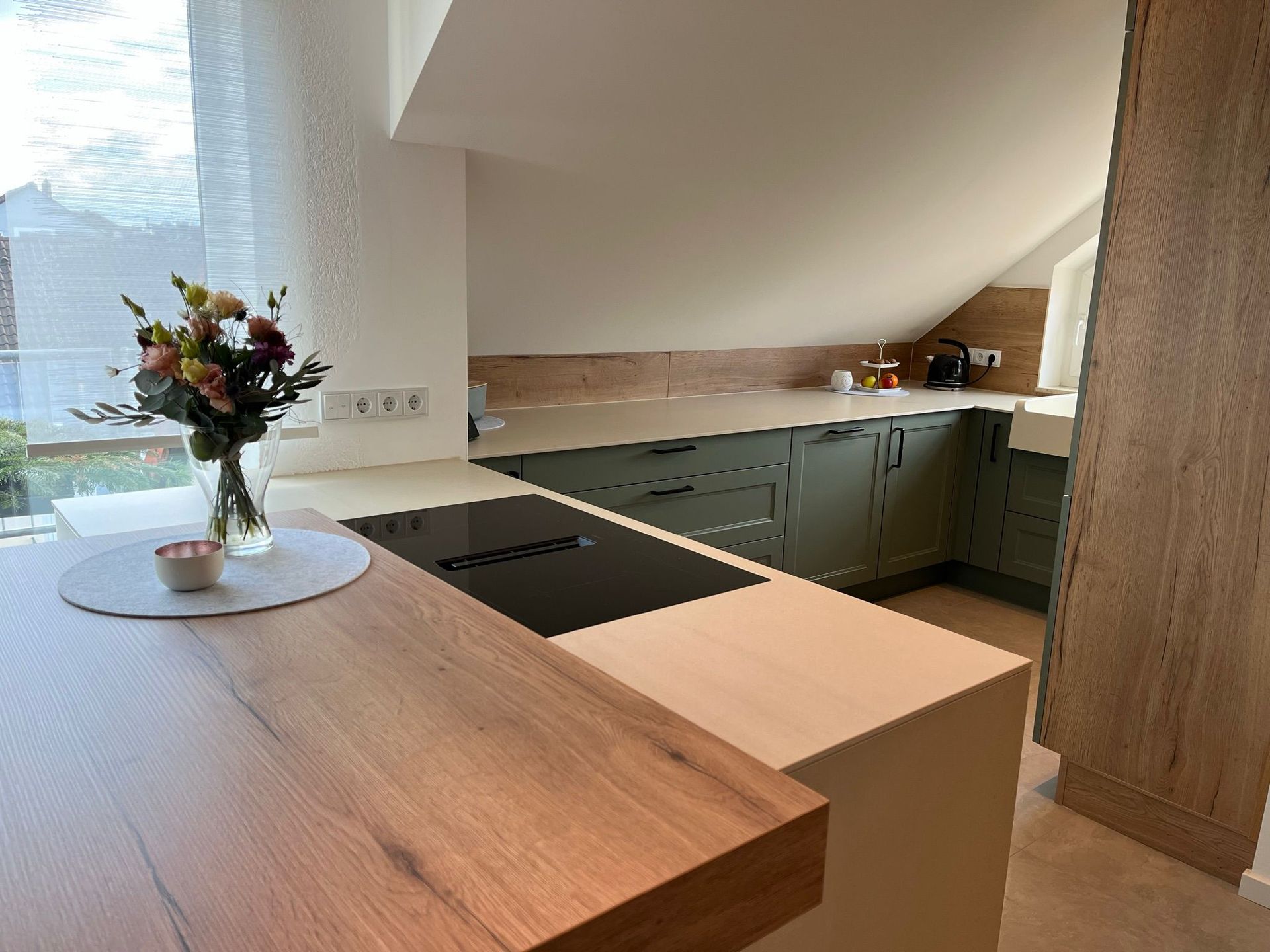 Genießen Sie die perfekte Symbiose aus Eleganz und Robustheit mit unserer Nobilia Cascada Küche im modernen Landhausstil, ausgestattet mit kontrastreichen schwarzen Griffen, einem geräumigen SCHOCK Spülenstein und der anmutigen Strasser Crema Arbeitsplatte, die jedem Raum ein Hauch von spanischem Flair verleiht.