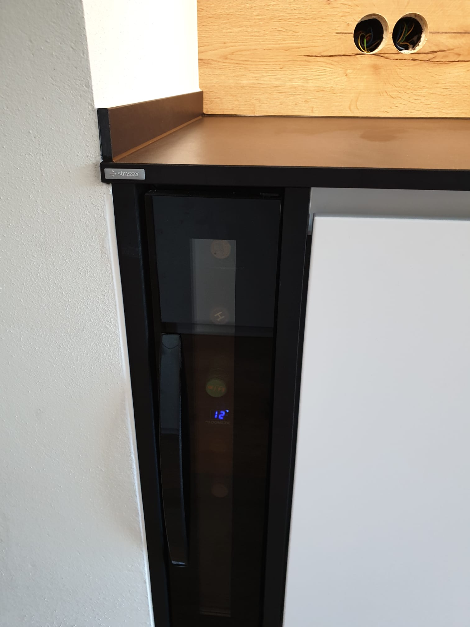 Weinkühlschrank klein integriert in der Küche Küchenplanung Rödermark