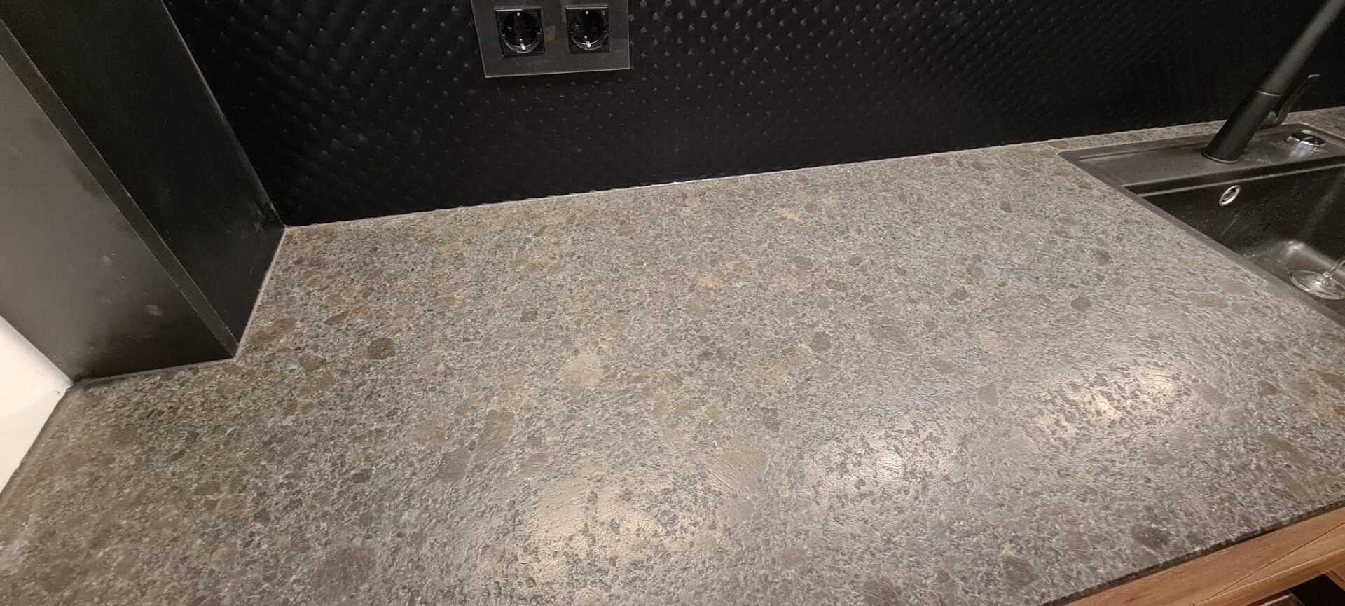 Erleben Sie die magische Wirkung einer raffinierten Beleuchtung, die durch LED-beleuchtete Glasvitrinen in dieser Nobilia-Küche geschaffen wird. Die hochwertigen Materialien und das durchdachte Design machen diese Küche zu einem Ort, an dem man sich gerne aufhält und Zeit mit Familie und Freunden verbringt. Genießen Sie jeden Moment in dieser eleganten Umgebung, die zum Verweilen und Genießen einlädt.