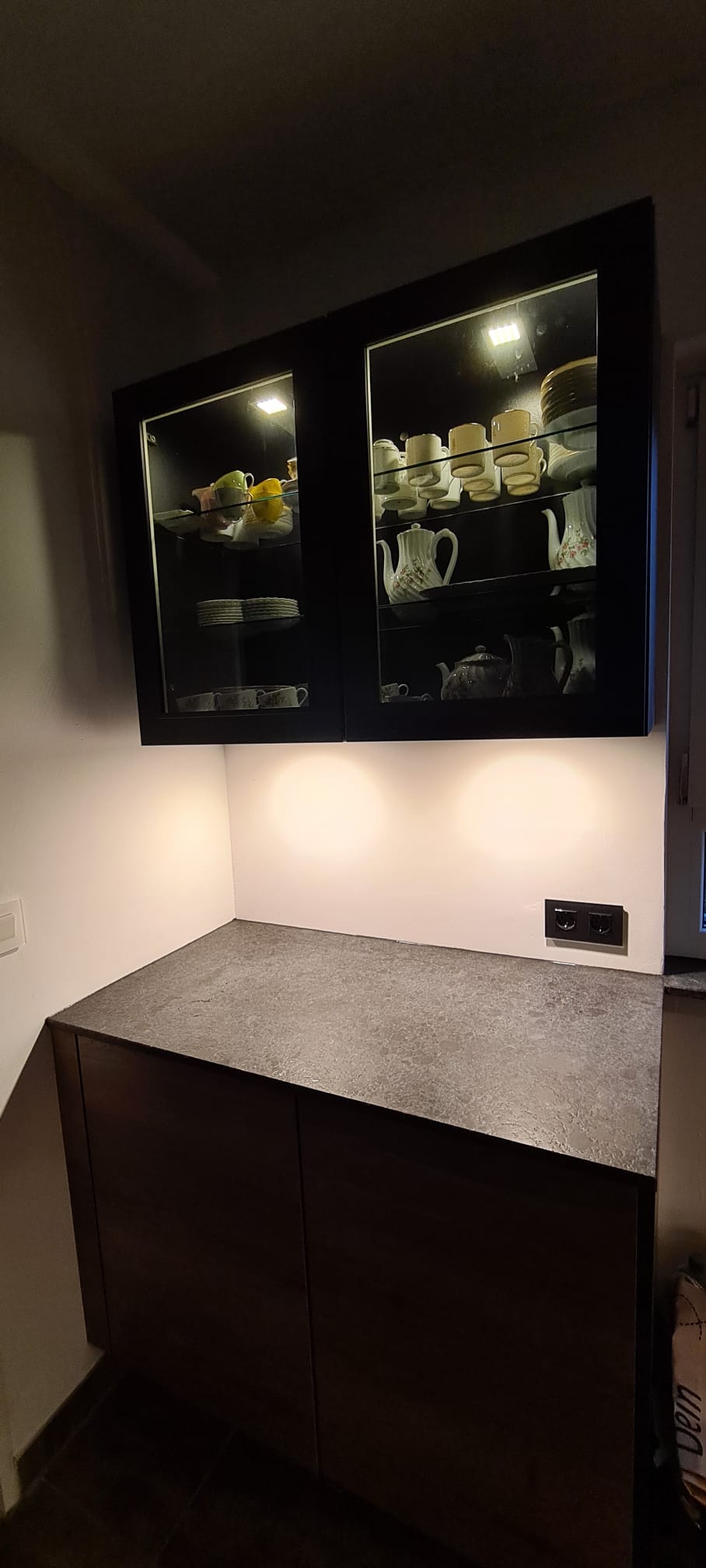 Tauchen Sie ein in die Welt der modernen Küchengestaltung mit einer Nobilia-Küche, die mit schwarzen Glasvitrinen und einer Natursteinarbeitsplatte in Coffee Brown in 63322 Rödermark ein beeindruckendes Statement setzt. Die Kombination aus elegantem Design und funktionalen Elementen wie einem Bosch Induktionskochfeld macht diese Küche zu einem wahren Juwel, das Kochen zu einem Vergnügen macht.