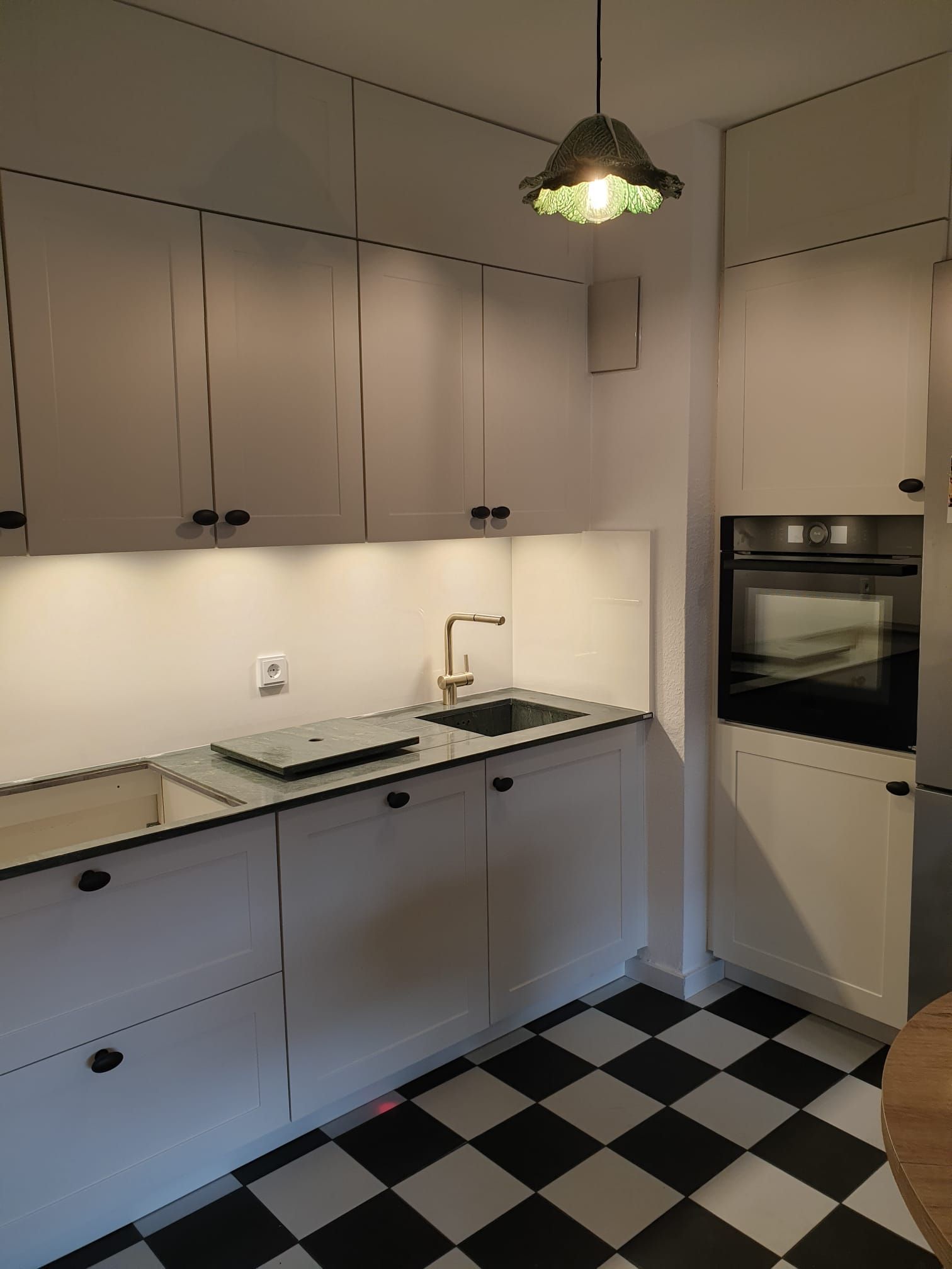 Landhaus in weiß mit Beleuchtung und Naturstein Spülbecken