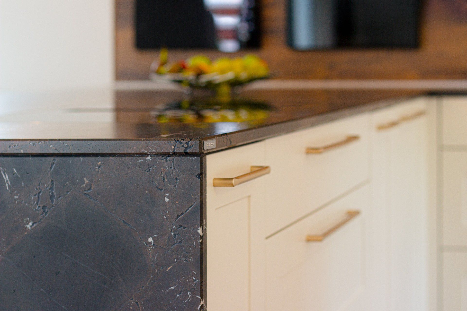 Naturstein Arbeitsplatte Strasser als Wange in der Küche Modern, Robust, Pflegeleicht