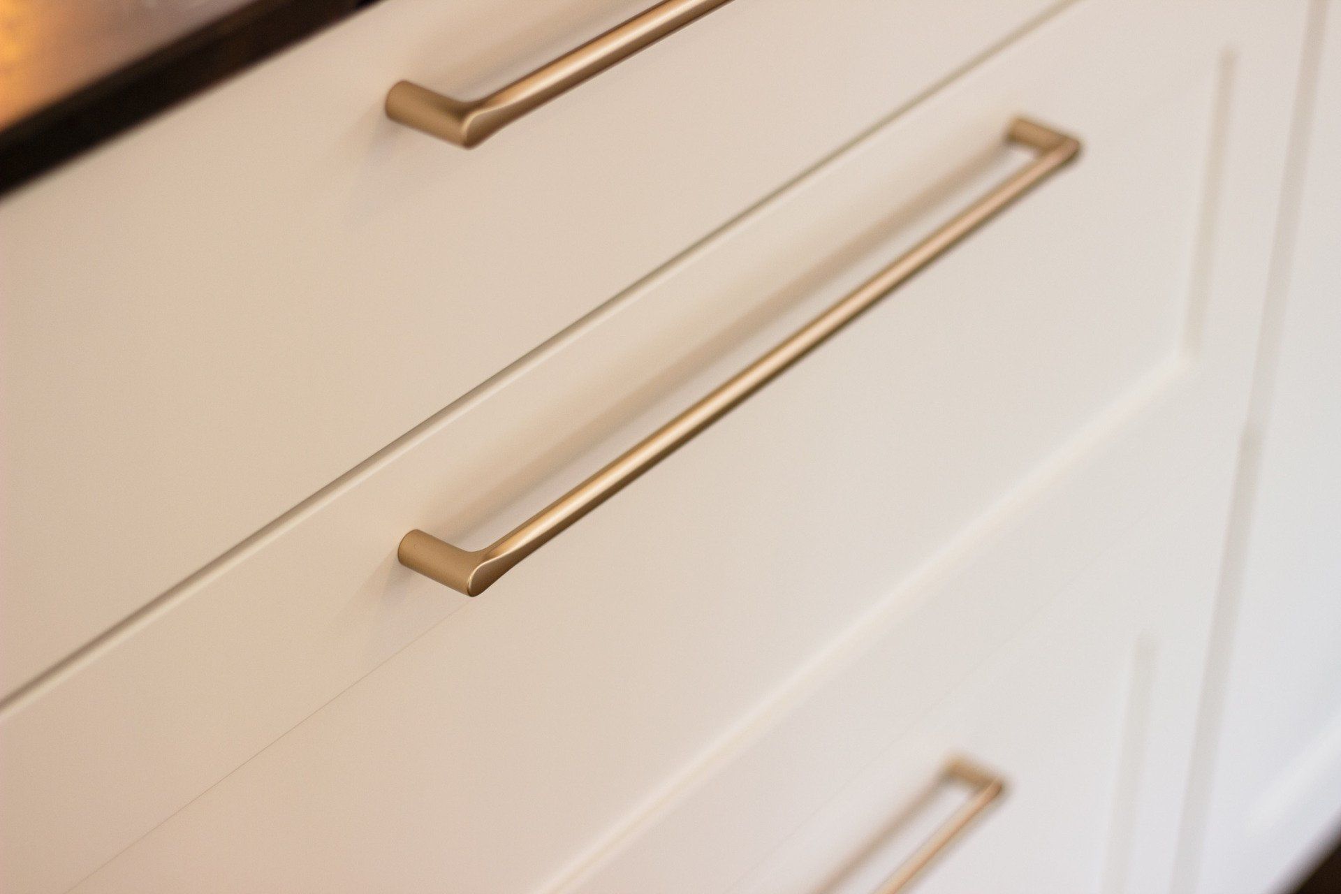 Nobilia Weiße Landhausküche mit goldenen Griffen