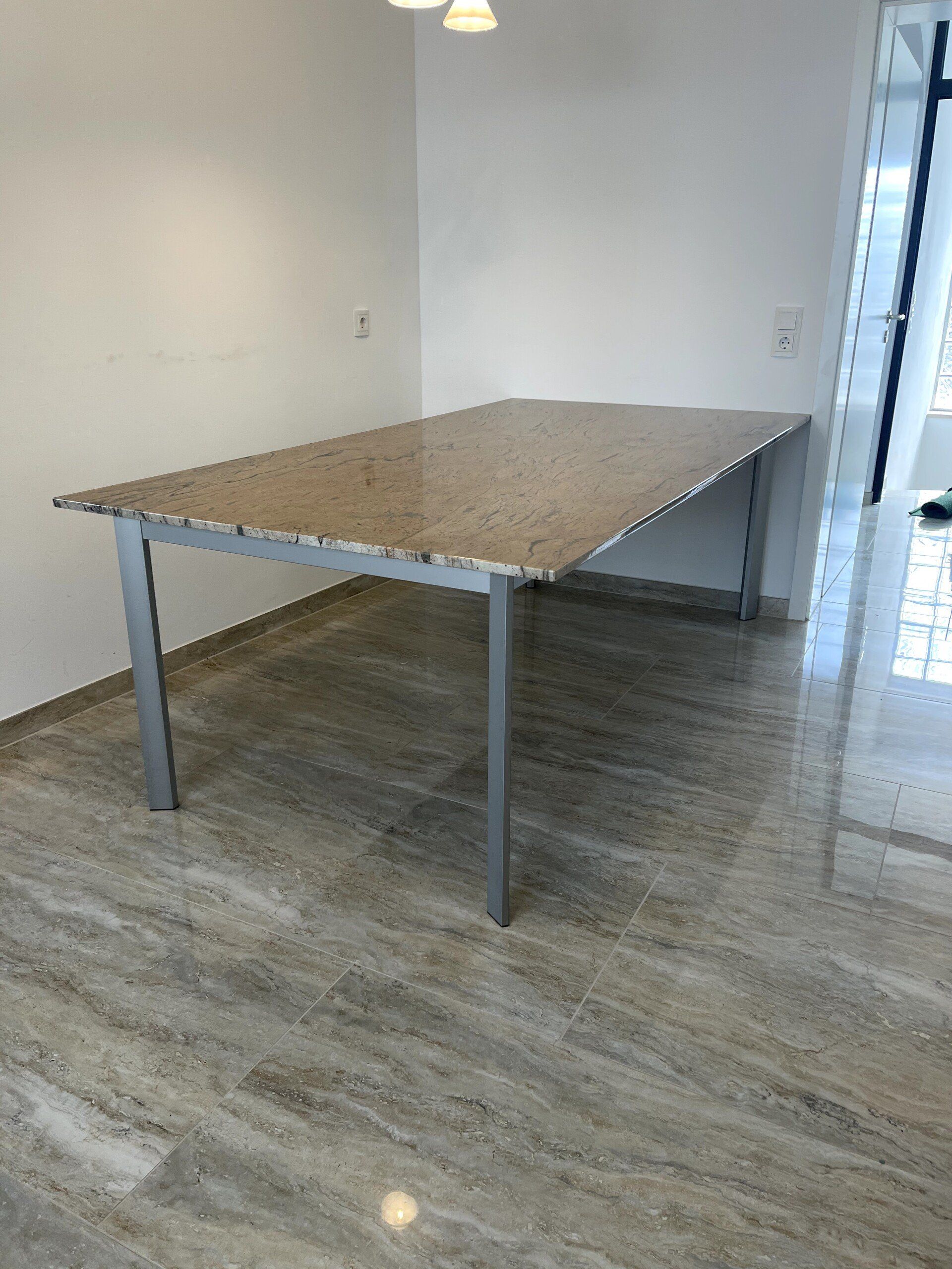 Entdecken Sie die zeitlose Eleganz unserer Küche mit einer polierten Natursteinarbeitsplatte in Praha Gold und stilvollen Magnolia Hochglanzfronten. Die praktischen 2 Becken mit Abtropffläche und die innovative Vor-Fenster-Armatur von Blanco vereinen sich zu einem harmonischen Gesamtbild, das Ihre Küche in einen Ort der Schönheit verwandelt.