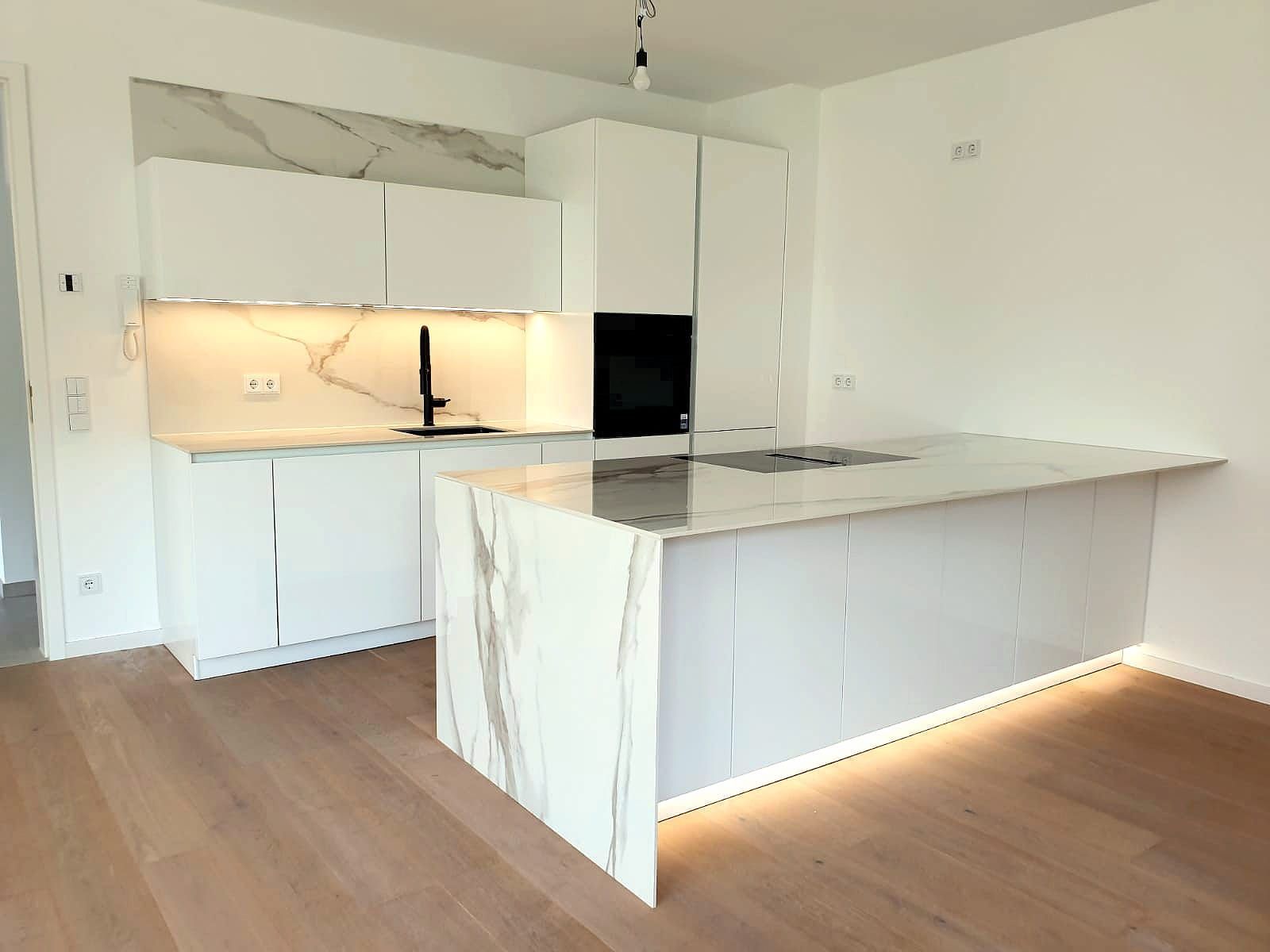 Entdecken Sie die Eleganz und Funktionalität einer Ballerina Küche mit Smartglas Hochglanz Fronten, perfekt kombiniert mit luxuriösen marmorierten Keramik-Arbeitsplatten. Tauchen Sie ein in die Welt der Raffinesse mit unserer Ballerina Küche, die mit Smartglas Hochglanz Fronten und einer verführerischen marmorierten Keramik-Arbeitsplatte ausgestattet ist.