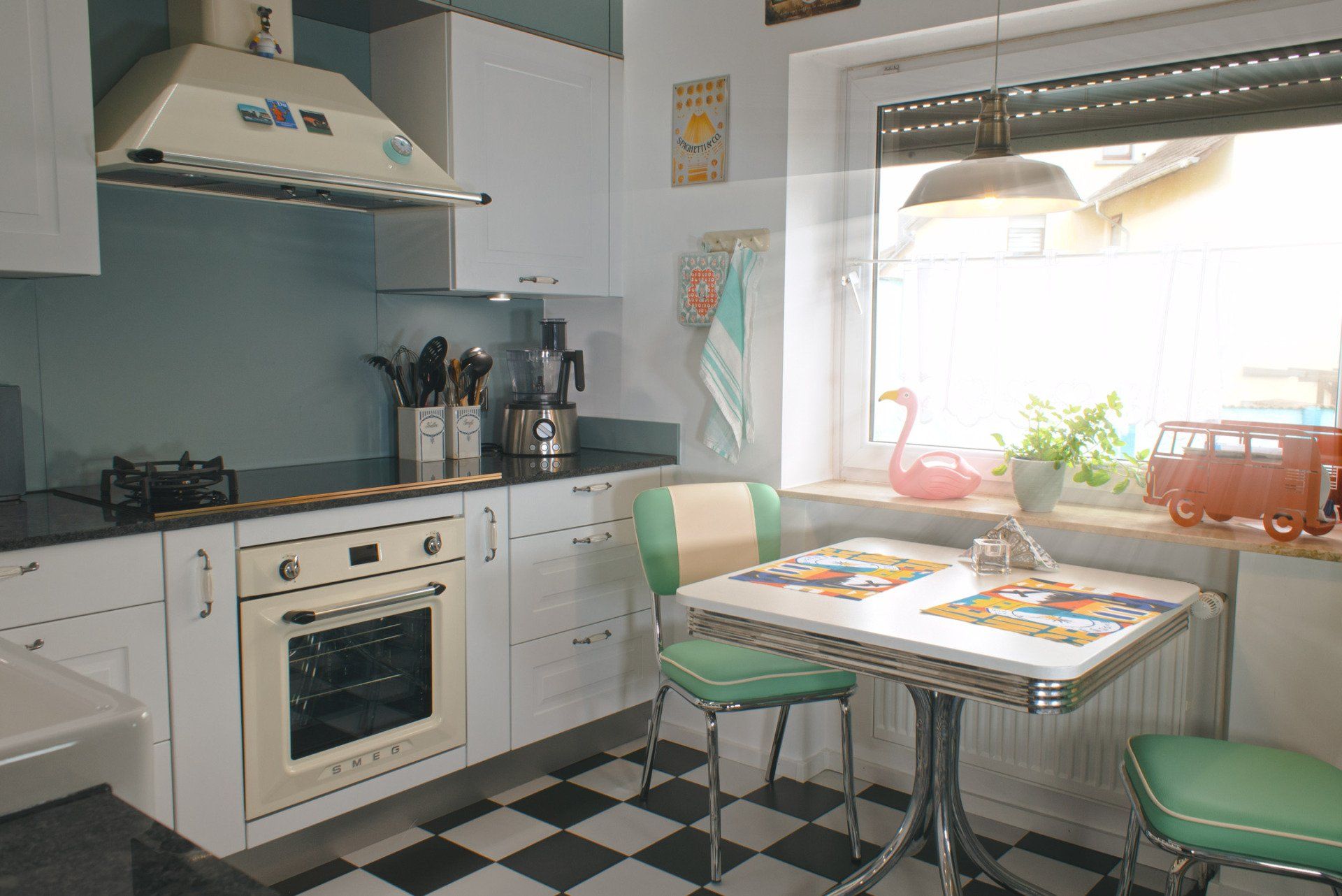 Machen Sie eine Zeitreise in die Vergangenheit mit unserer Einbauküche im Retro-Stil. Die ausgenutzten Ecklösungen und der Le-Mans-Unterschrank zeigen die Innovation der Küchenbranche, während die Smeg Einbaugeräte und die schicke Natursteinarbeitsplatte für ein Höchstmaß an Komfort sorgen.