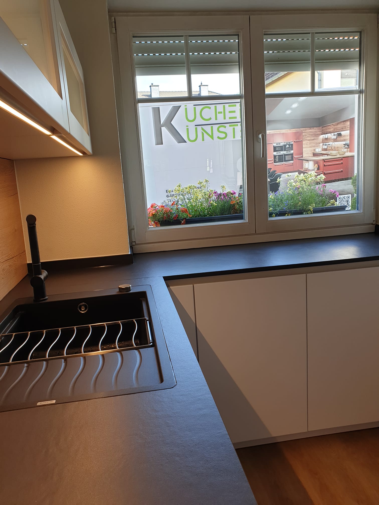 Küchenmontage Küchenstudio Steinarbeitsplatte Küchenplanung modern