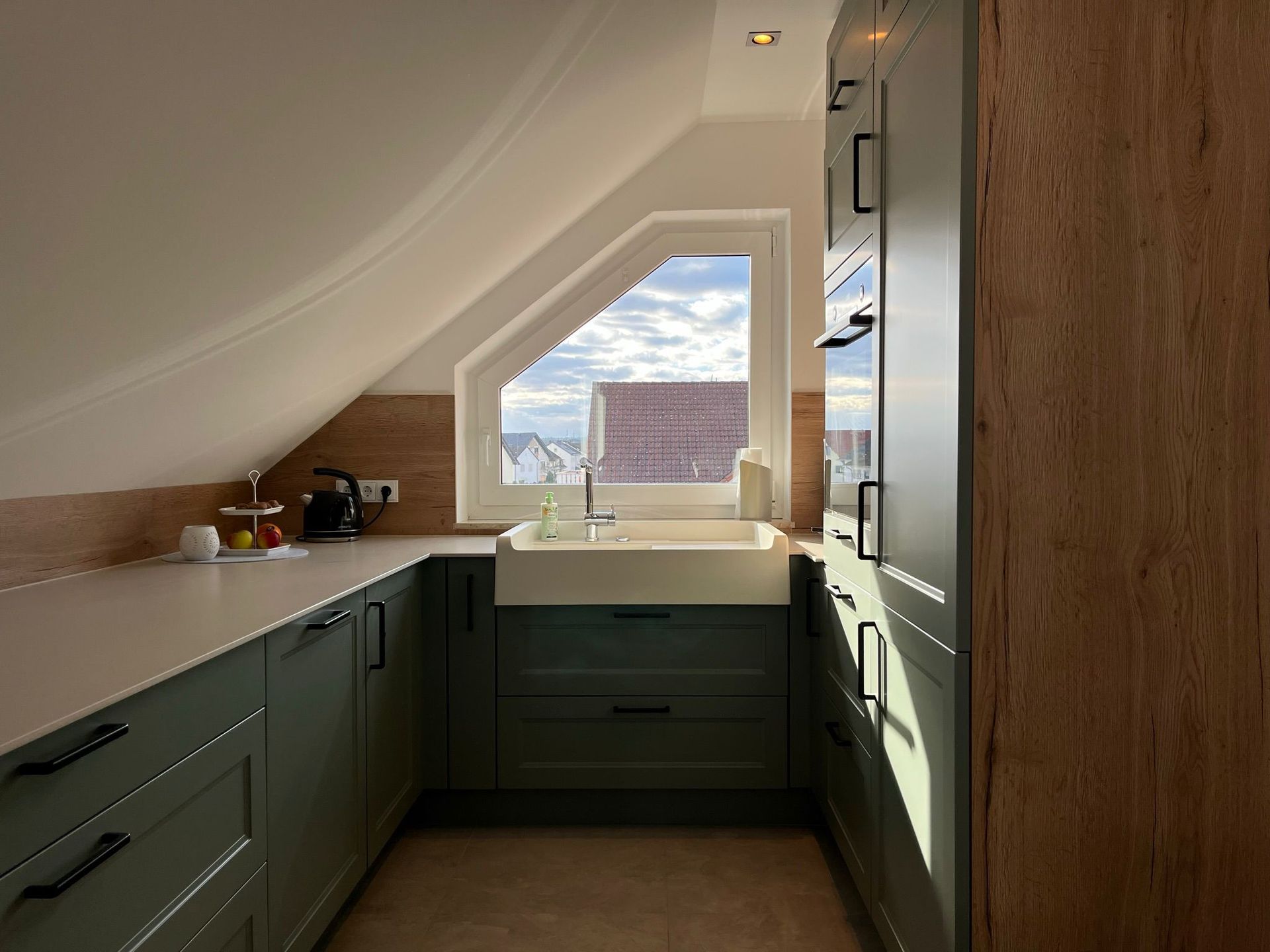 Machen Sie Ihre Küche zum Mittelpunkt Ihres Zuhauses mit unserer Nobilia Cascada Küche im modernen Landhausstil, die mit den neuesten Bosch AccentLine Premium Elektrogeräten, stilvollen schwarzen Griffen, einem großformatigen SCHOCK Spülenstein und der warmen Strasser Crema Arbeitsplatte ausgestattet ist, und eine einladende Atmosphäre mit mediterranem Touch schafft.