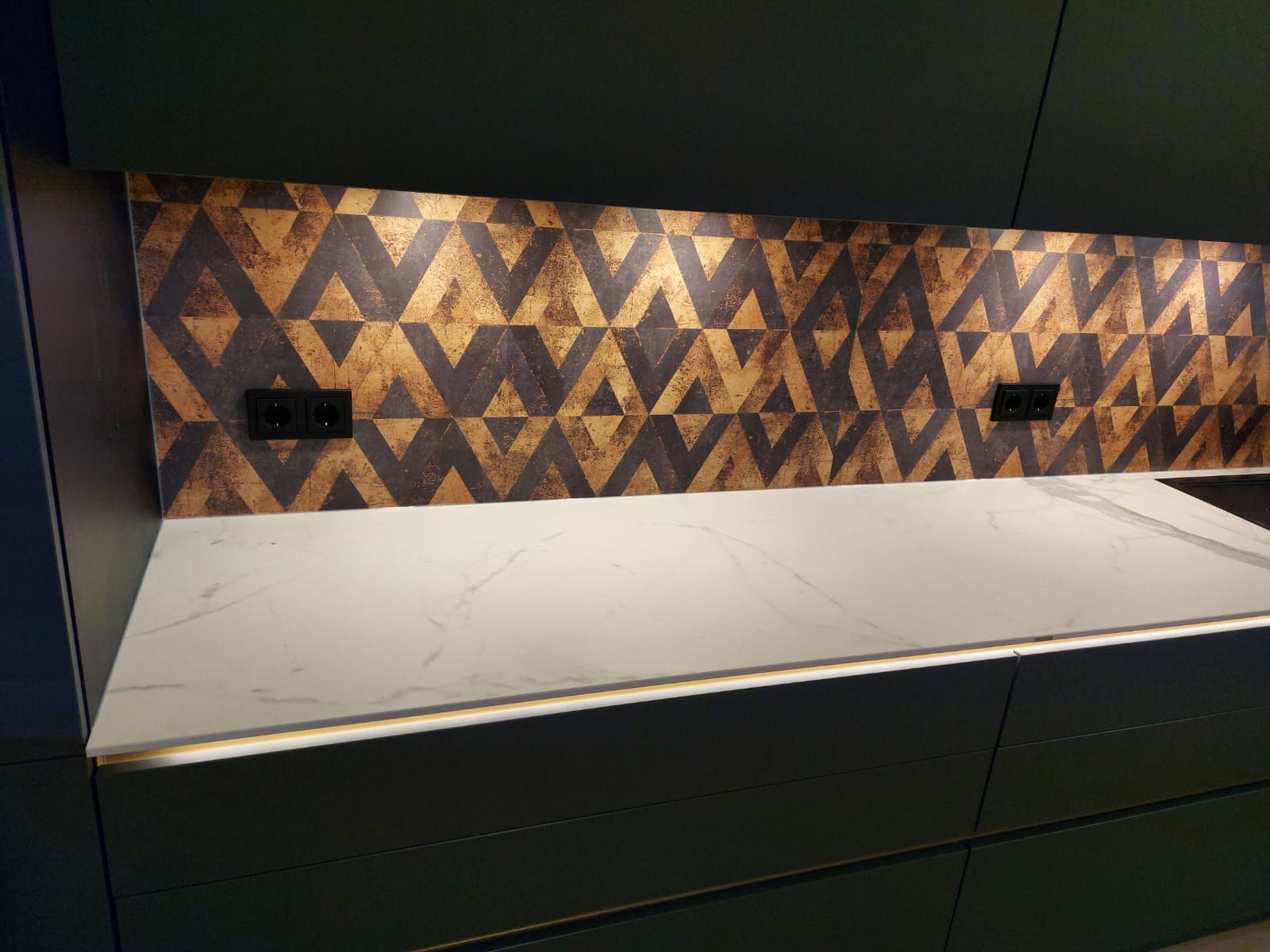 moderne grifflose Küche in Mattgrün dunkel und Keramik Arbeitsplatte Hell