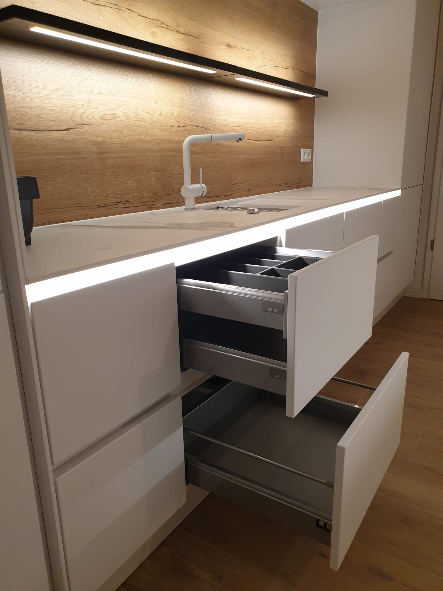 Mit einer Einbauküche mit Keramik-Arbeitsplatte investieren Sie in Qualität und Beständigkeit - genießen Sie jahrelange Freude an Ihrer Küche.