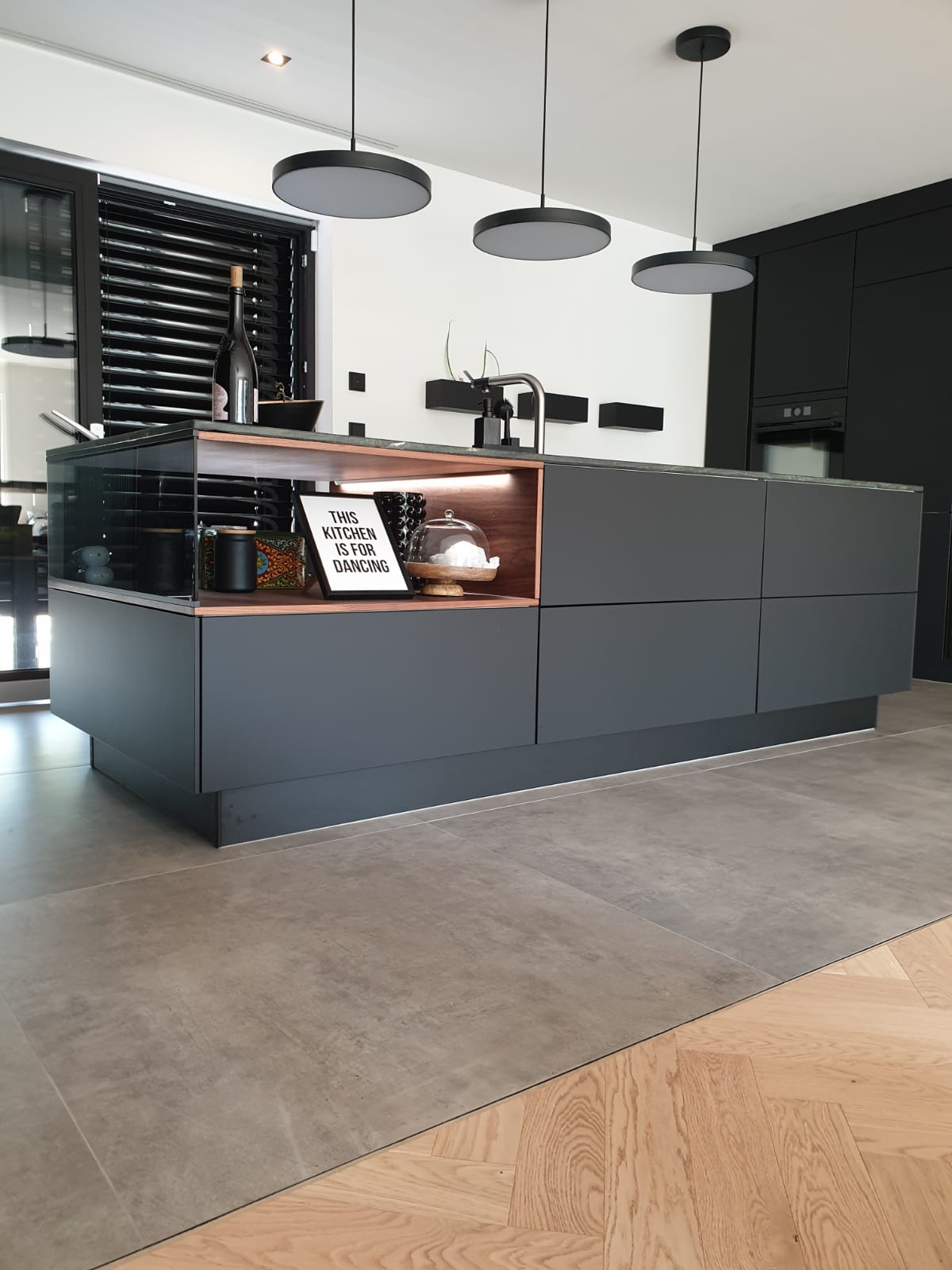 All Black Schwarz Matte Küche komplett grifflos elektrisch luxuriös Küchenplanung Küchenstudio Offenbach