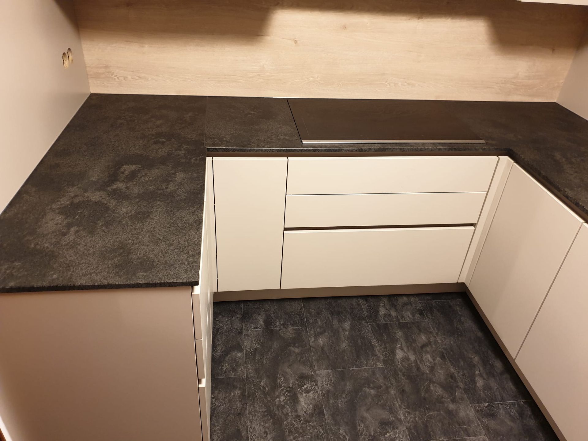 Entdecken Sie die Nobilia Küche in 64859 Eppertshausen und erleben Sie eine perfekte Symbiose aus Funktionalität und Ästhetik. Die hochwertige Natursteinarbeitsplatte von Strasser in Manhattan Grey bildet den idealen Kontrast zu den eleganten Fronten und verleiht Ihrer Küche einen Hauch von Luxus.