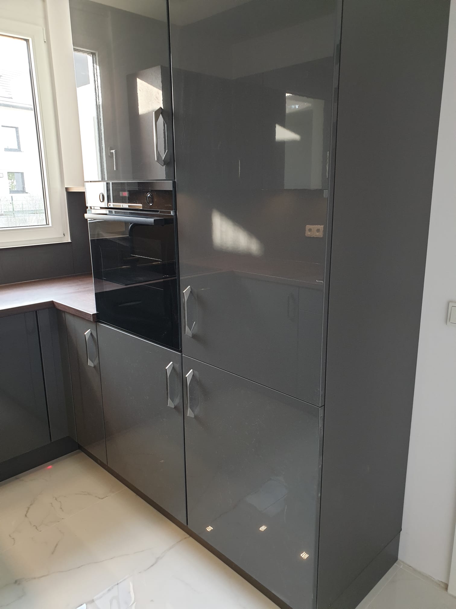 Küche für Mietobjekt in Hanau – moderne Optik mit klassischen Griffen.