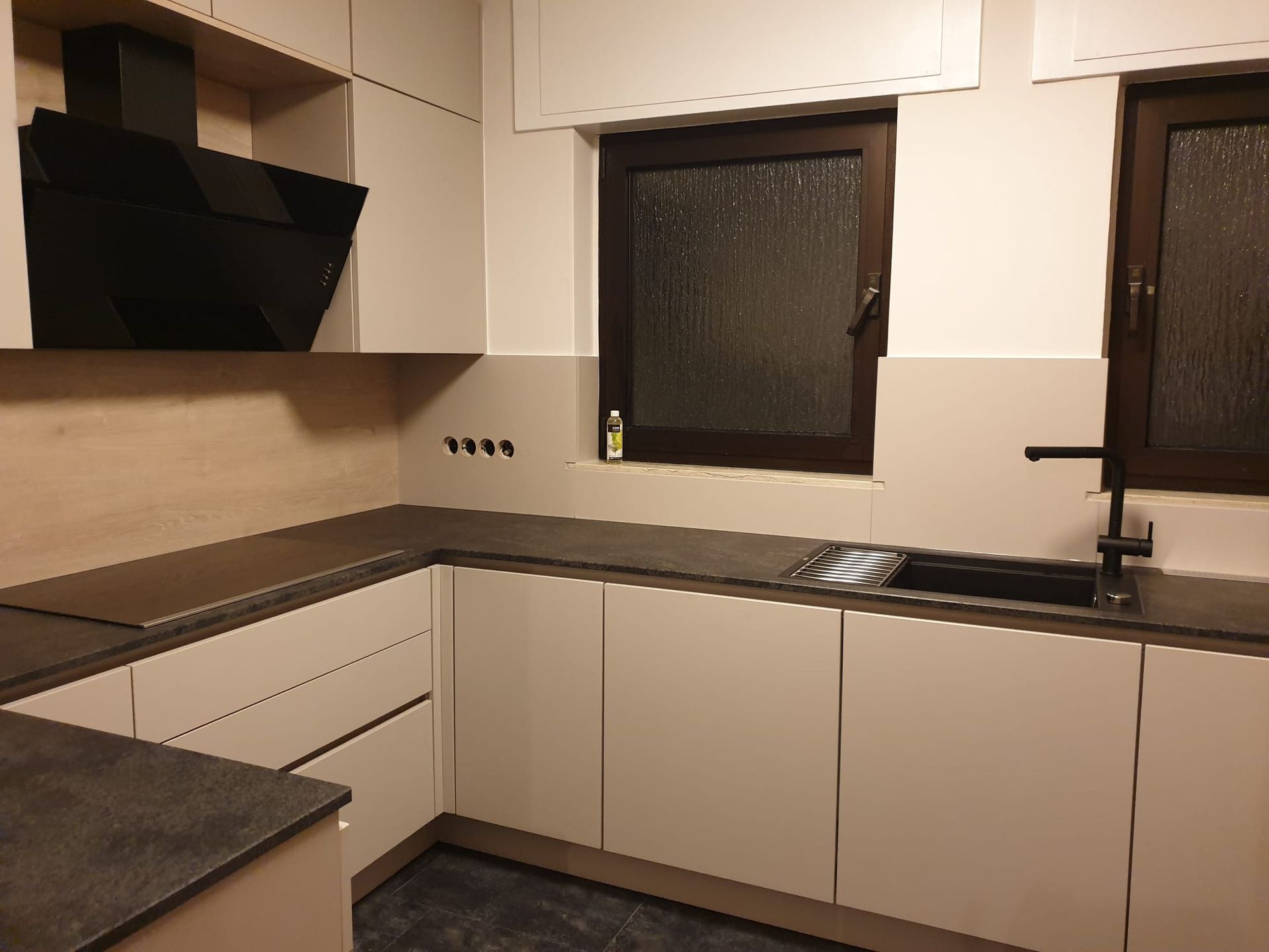 In dieser Nobilia Küche in 64859 Eppertshausen trifft modernes Design auf natürliche Schönheit. Die Kombination aus Lacklaminat und Eiche Montreal schafft eine harmonische Atmosphäre, in der Kochen und Genießen zum Vergnügen werden.