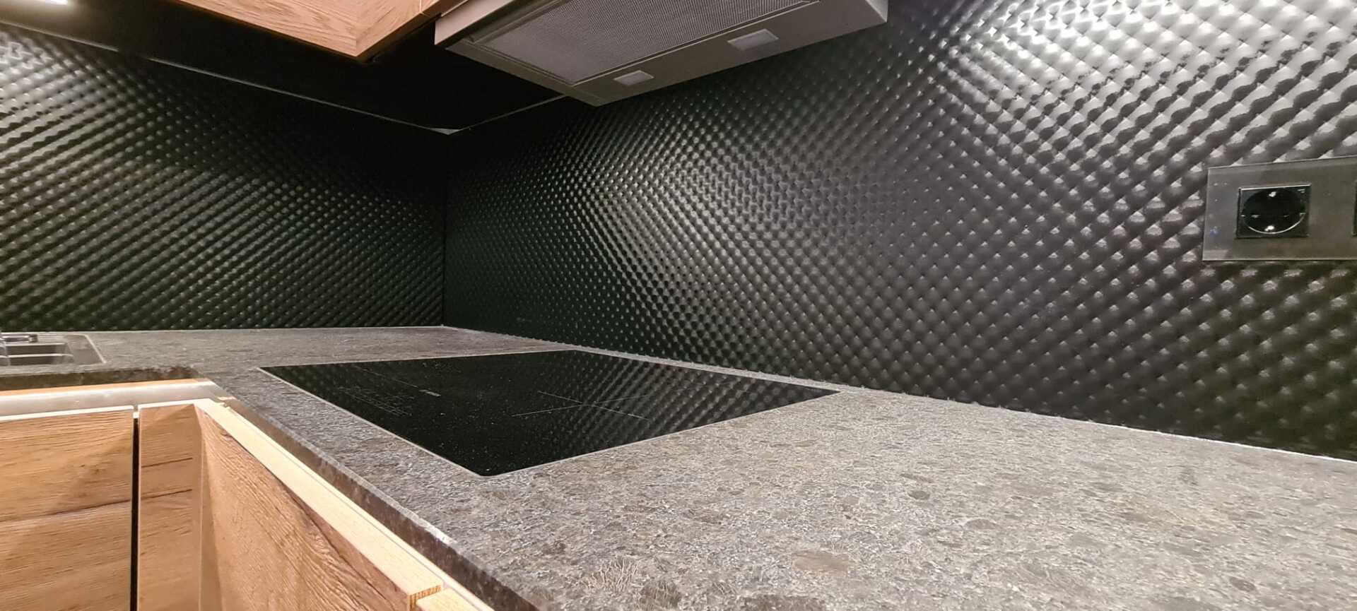 Entdecken Sie das faszinierende Zusammenspiel von Ästhetik und Funktionalität in dieser Nobilia-Küche, in der ein Bosch Induktionskochfeld und eine Natursteinarbeitsplatte in Coffee Brown durch LED-beleuchtete Glasvitrinen ergänzt werden. Die durchdachte Gestaltung und hochwertige Ausstattung machen diese Küche zu einem Ort, an dem Kochen zu einem wahren Vergnügen wird. Genießen Sie jeden Moment in dieser eleganten Umgebung, die zum Verweilen und Genießen einlädt.