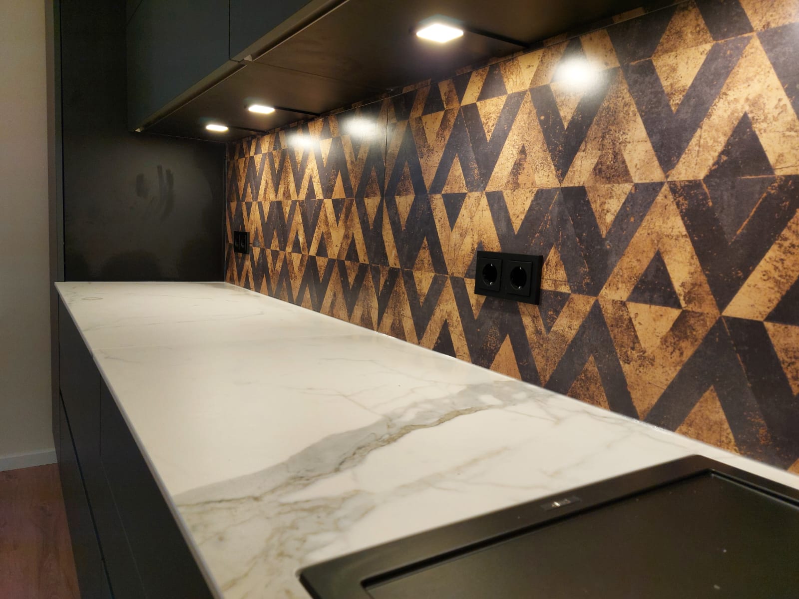 Marmorierte Weiße Keramik Arbeitsplatte strasser in matt grüner Küche Rodgau