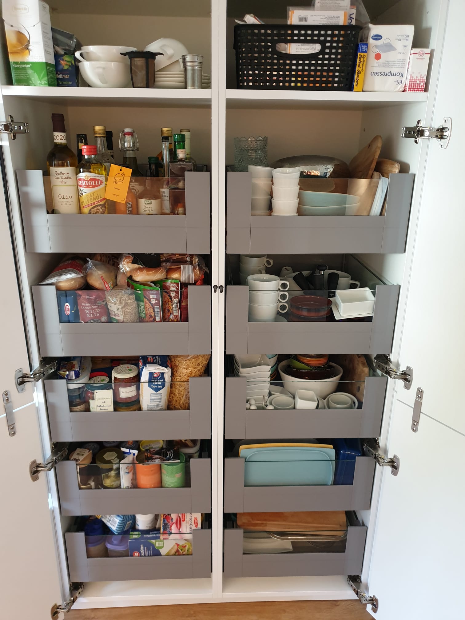 Nobilia Hochschrank mit viel Staurraum mit Glasauszügen Organisiert