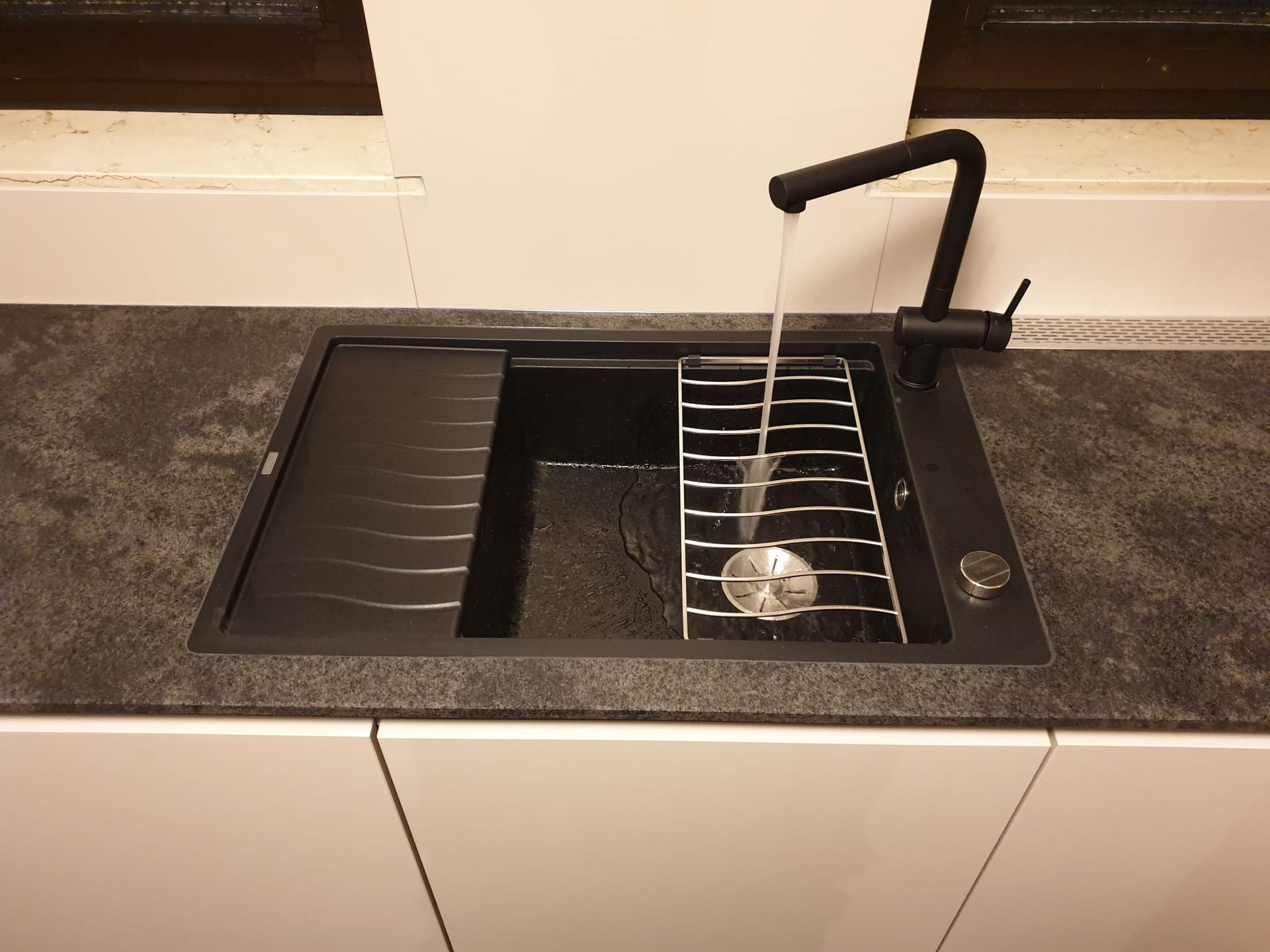 Entdecken Sie die Nobilia Küche in 64859 Eppertshausen – eine gelungene Verbindung von ästhetischem Design und praktischer Funktionalität. Mit intelligenten Ecklösungen und dem flächenbündigen Einbau der Blanco Spüle wird Ihre Küche zum Herzstück Ihres Zuhauses.